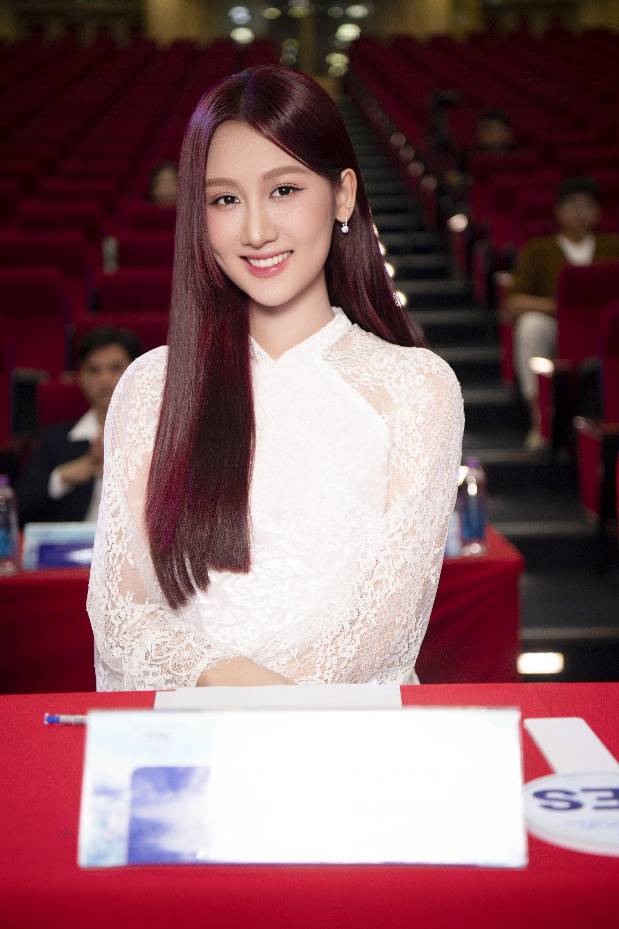 Quế Anh ngồi ghế giám khảo cuộc thi.