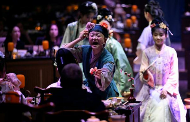 Các nghệ sĩ trong trang phục truyền thống của Trung Quốc biểu diễn tại nhà hàng sân khấu ở Bắc Kinh