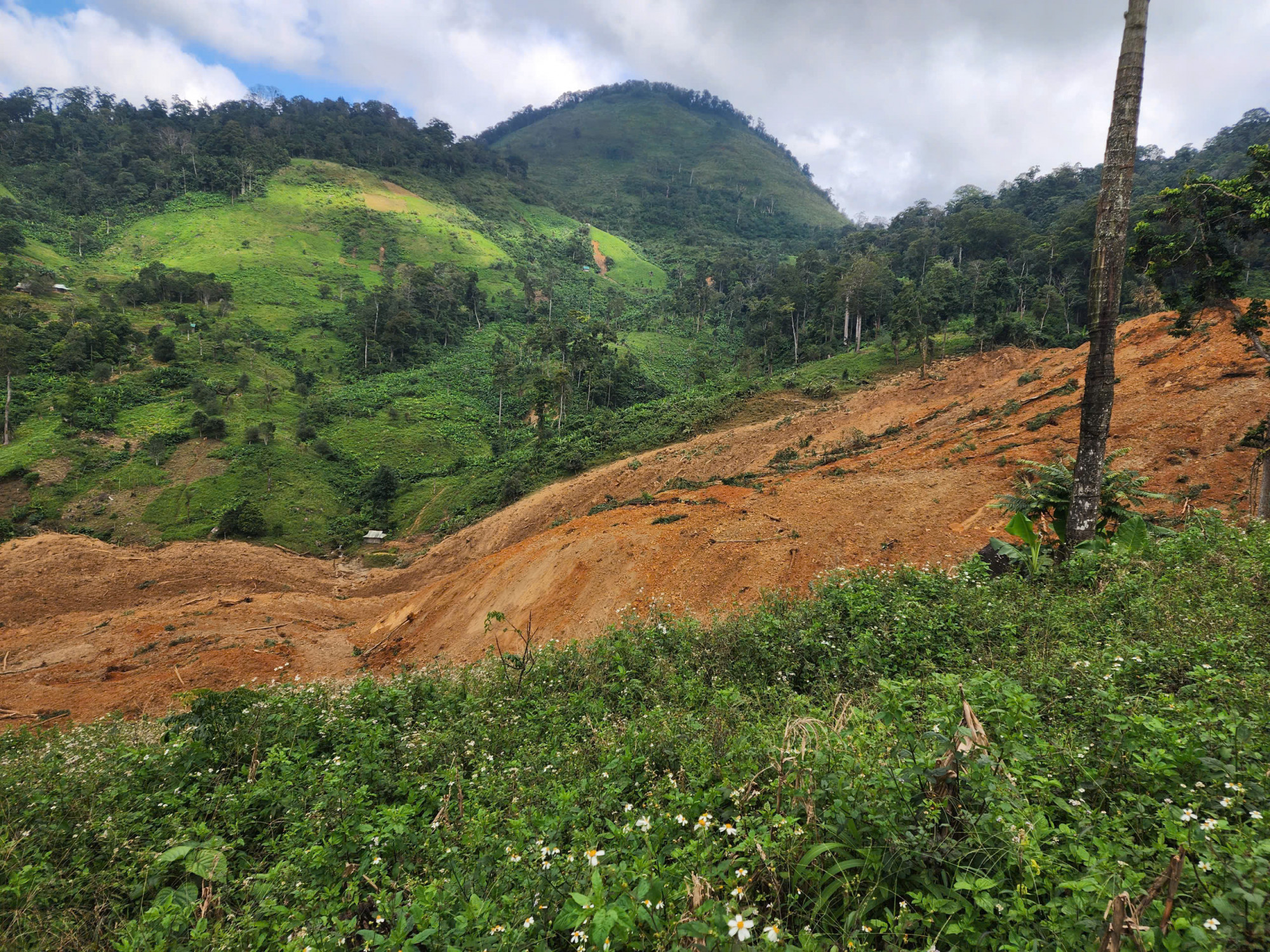 Hiện trường thời điểm ngọn núi bị sạt lở_Ảnh: Người dân cung cấp.