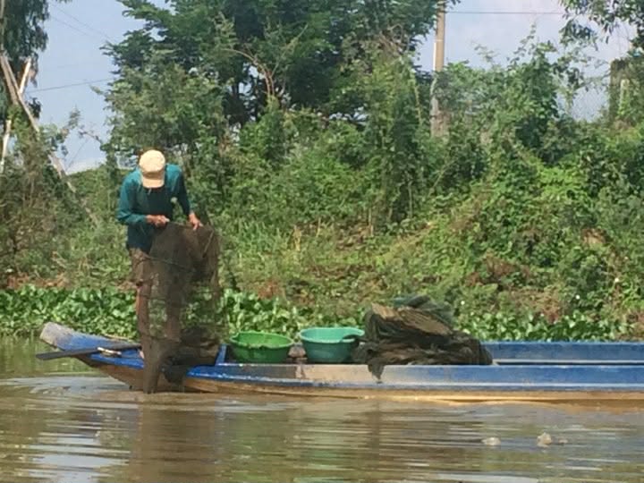 Mưu sinh mùa cá ra sông Nông dân xã Tràm Chim tỉnh Đồng Tháp giăng lưới trên kênh bắt thủy sản mùa cá ra