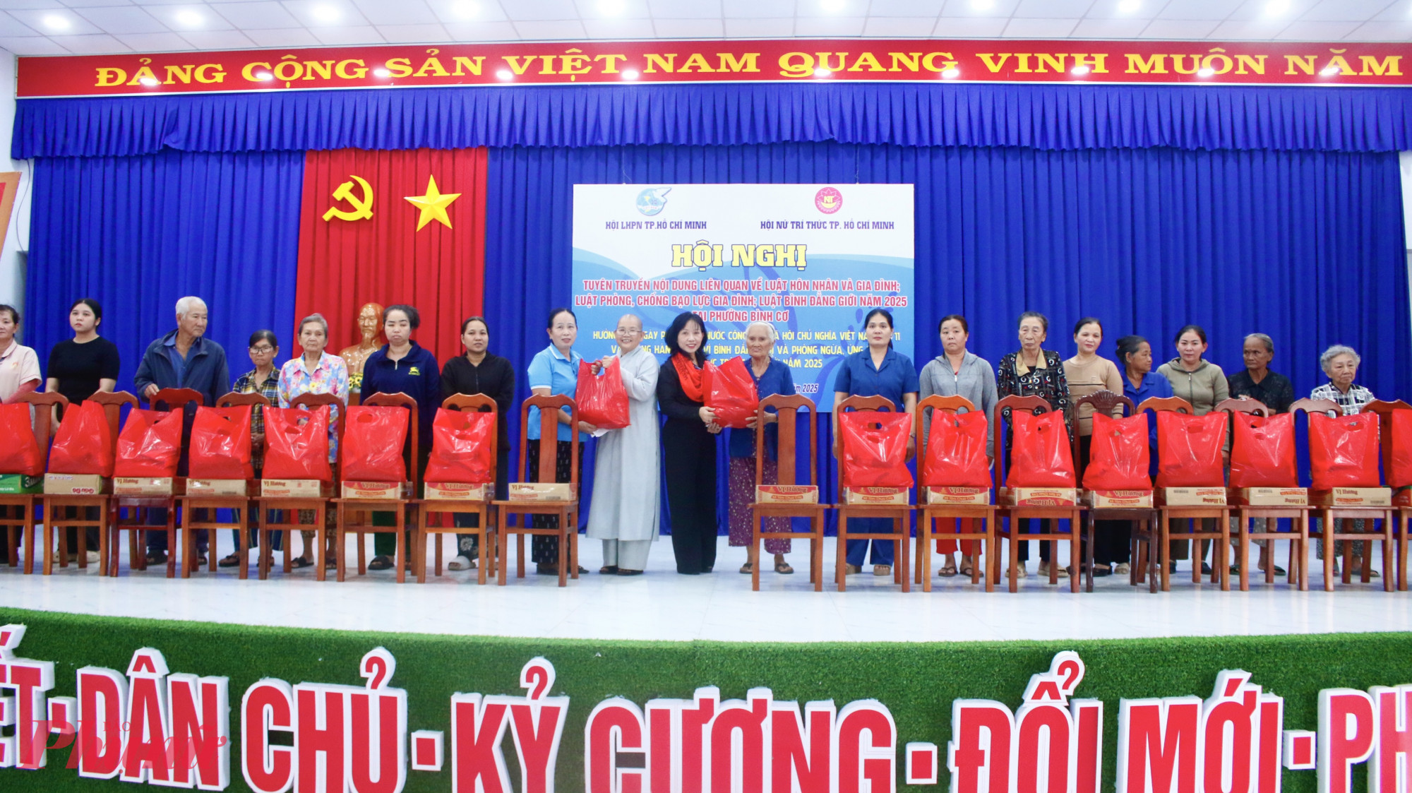 Bà Huỳnh Thị Thúy Phương – Phó chủ tịch Hội LHPN TPHCM và ni sư Thích nữ Từ Thảo – Chi hội trưởng Chi hội phụ nữ Phật giáo Bình Dương trao quà đến hội viên phụ nữ khó khăn