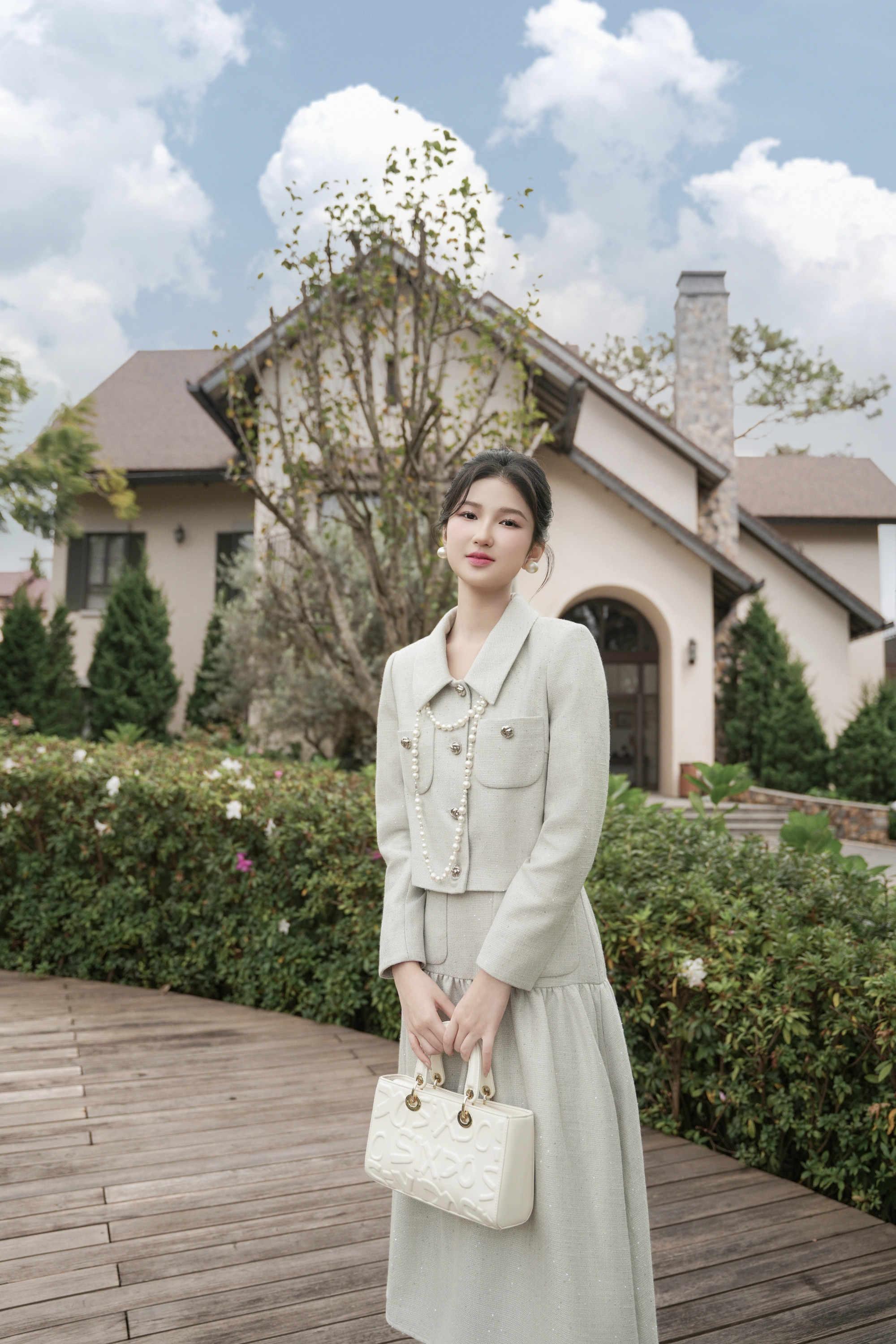 Không chỉ kế thừa vẻ sang trọng vượt thời gian, nhà thiết kế còn chủ trương làm mới tweed theo tinh thần mềm mại và hiện đại hơn, đúng với ý nghĩa của từ ''Douceur'' - sự dịu dàng mà anh muốn gửi gắm. Từ những thiết kế đầu tiên, có thể nhận thấy sự đầu tư kỹ lưỡng khi từng sợi vải, từng lớp màu được chọn lọc để tạo nên tổng thể hài hòa, ấm áp và vẫn giữ được vẻ nữ tính thanh lịch.