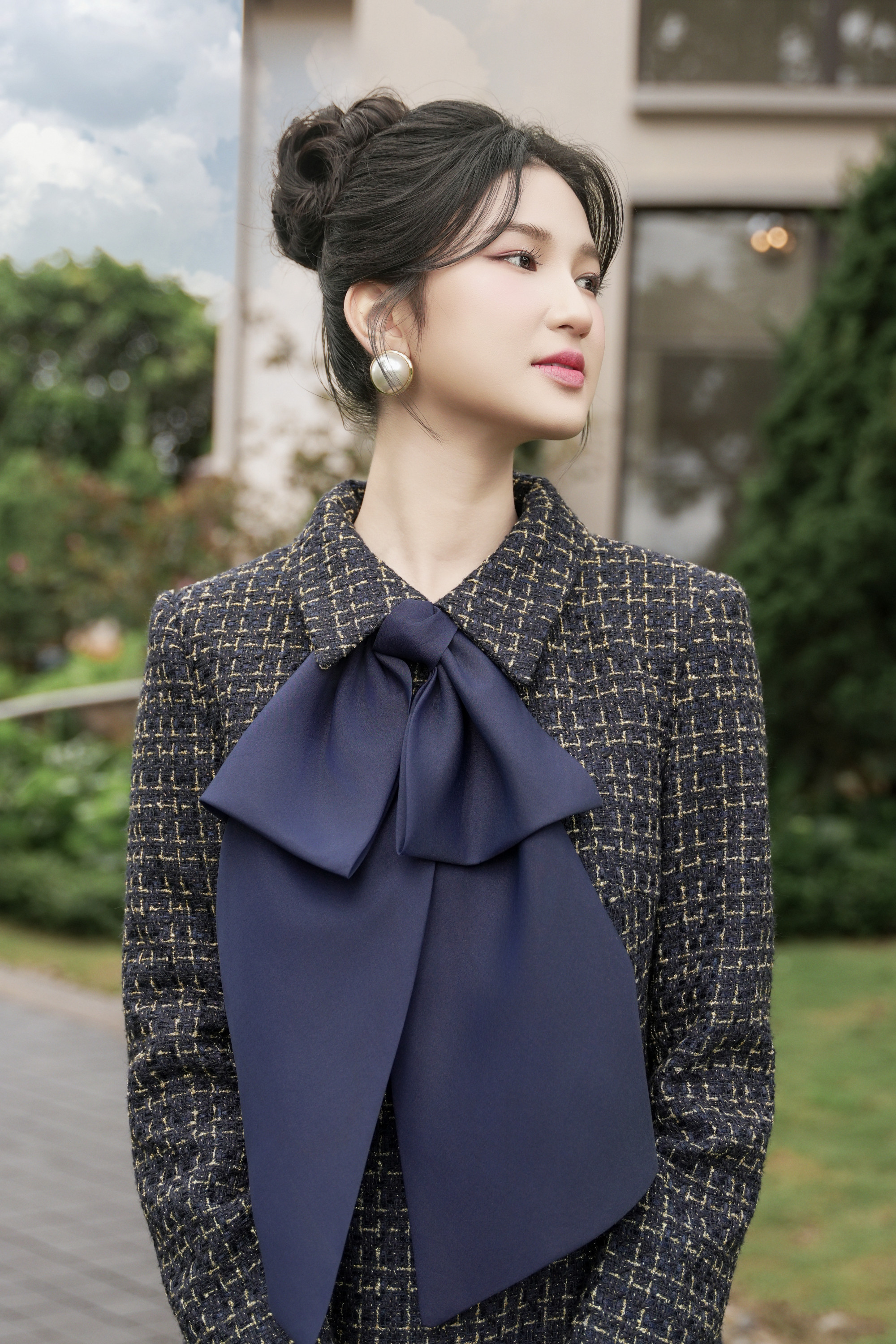 Lấy cảm hứng từ tinh thần Parisian thanh lịch, SIXDO tái hiện hình ảnh quý cô nước Pháp trong những thiết kế quen mà mới áo khoác tweed dáng lửng trẻ trung, váy midi cape tiểu thư, chân váy chữ A tôn dáng, quần ống suông (loose fit) thanh thoát hay những mẫu đầm suông tối giản nhưng vẫn đầy cá tính. mới. từ 