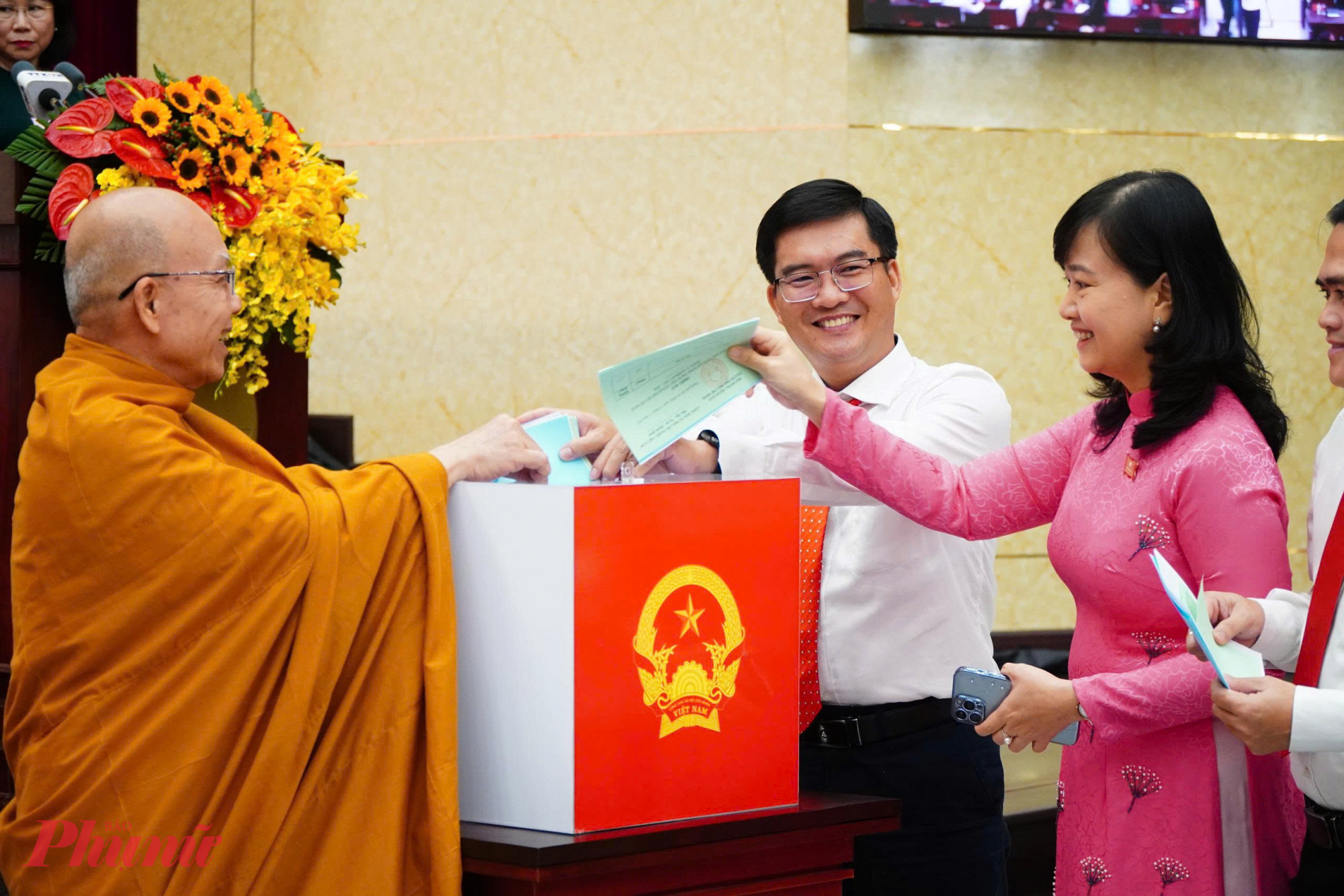 Các đại biểu bỏ phiếu bầu nhân sự tại kỳ họp thứ 5, HĐND TPHCM khóa X, nhiệm kỳ 2021 - 2026 - Ảnh: Thanh Tâm