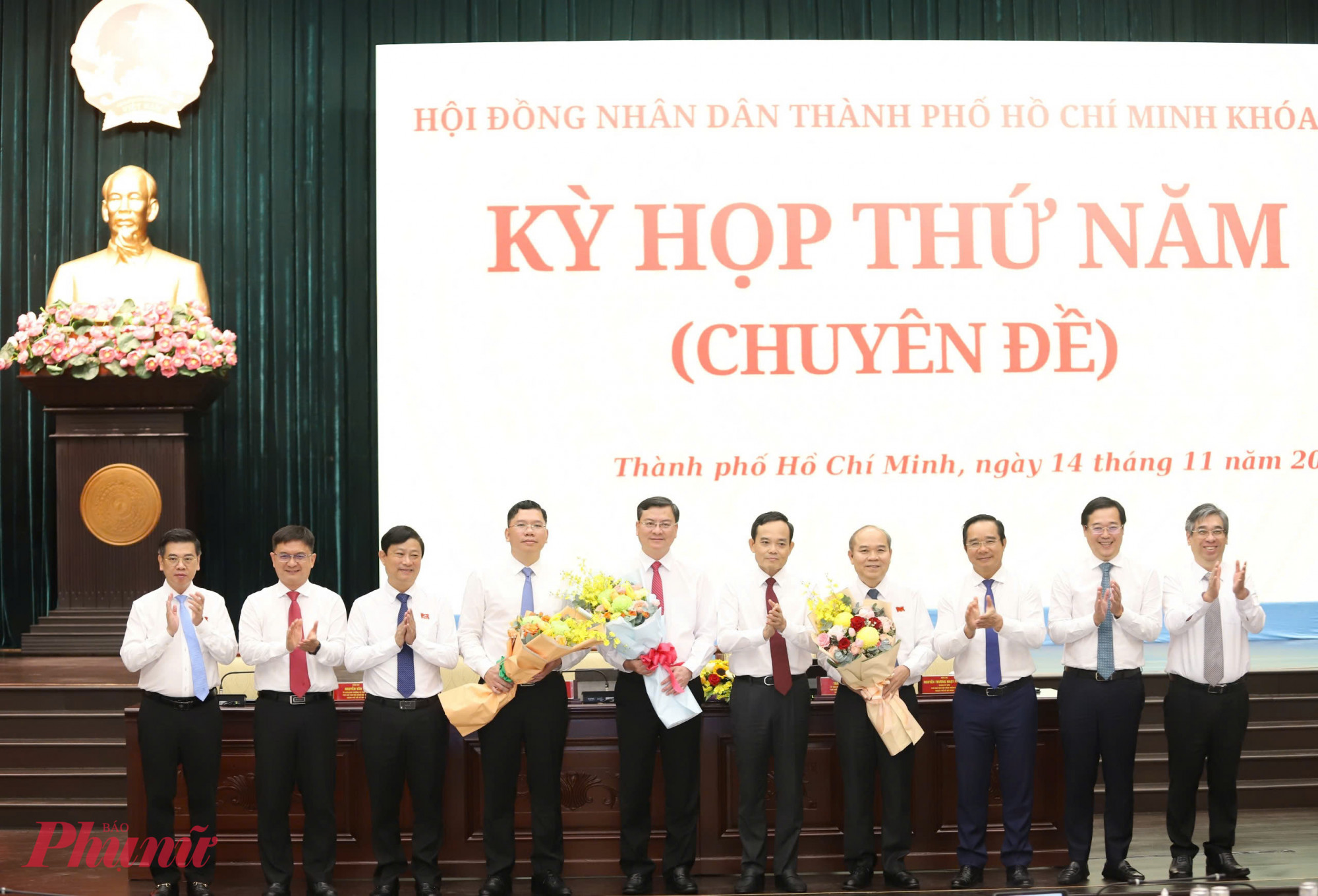 Lãnh đạo TPHCM tặng hoa chúc mừng 3 Phó chủ tịch UBND TPHCM - Ảnh: Thanh Tâm