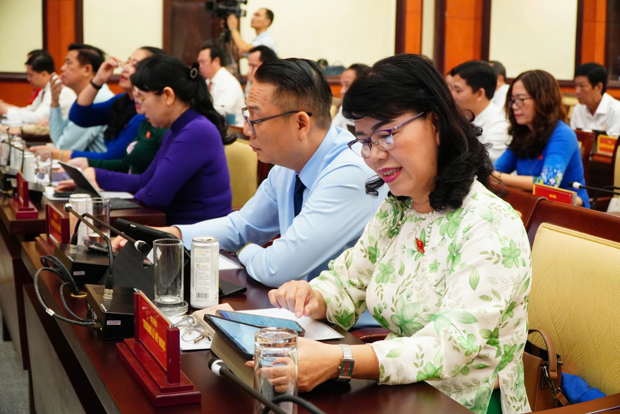 Các đại biểu HĐND xem xét các tờ trình tại kỳ họp lần thứ 5 - Ảnh: Thanh Tâm