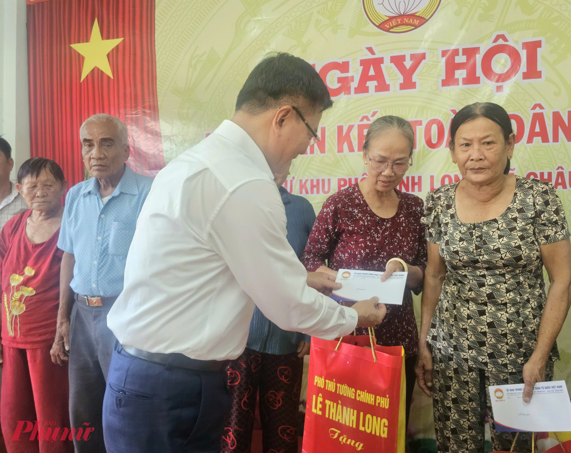 Phó Thủ tướng Lê Thành Long tặng quà cho người dân - Ảnh Phú Hữu