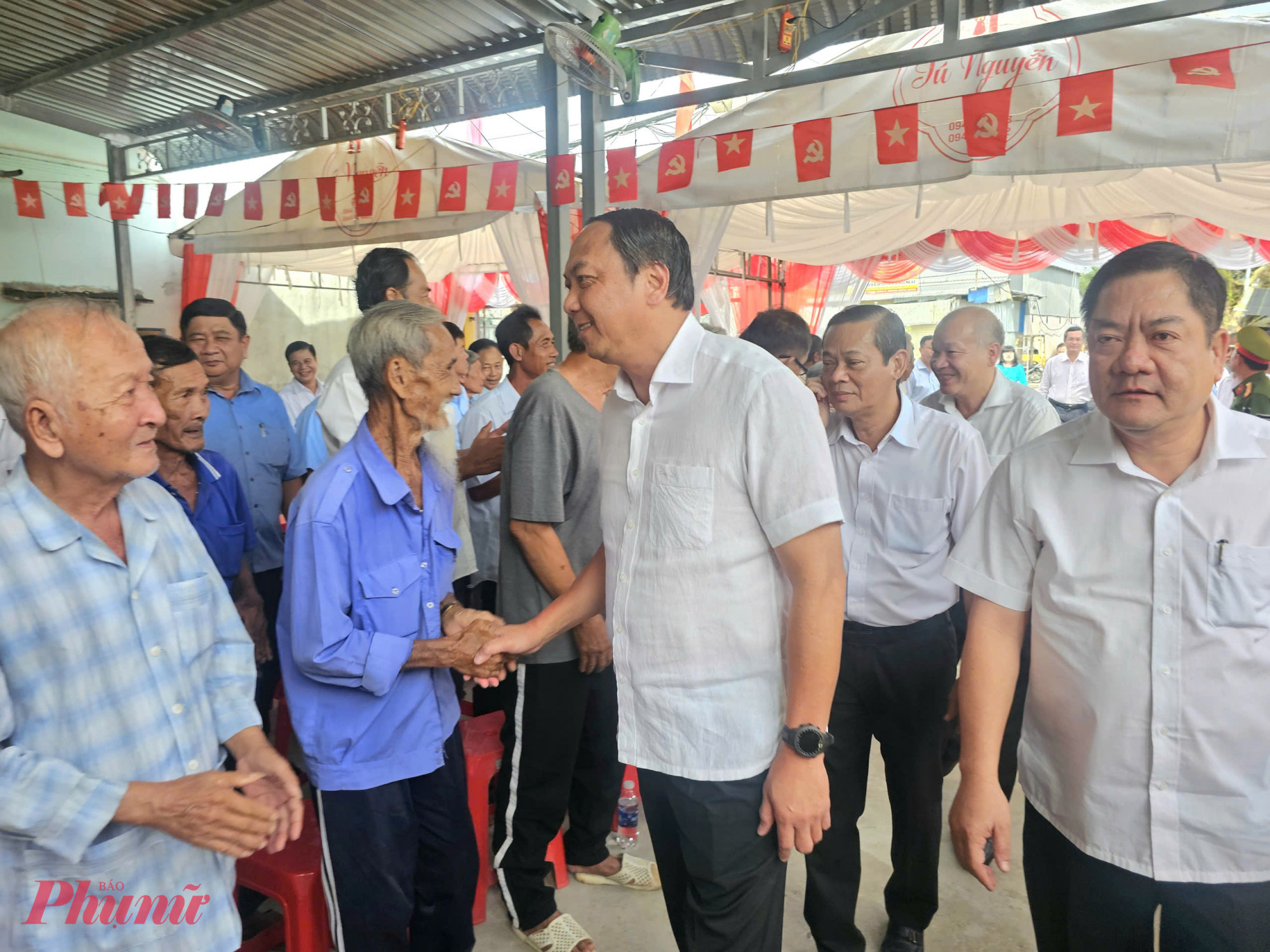 Ông Lâm Minh Thành - Phó Bí thư Tỉnh ủy An Giang thăm hỏi người dân khu phố Minh Long - Ảnh Phú Hữu