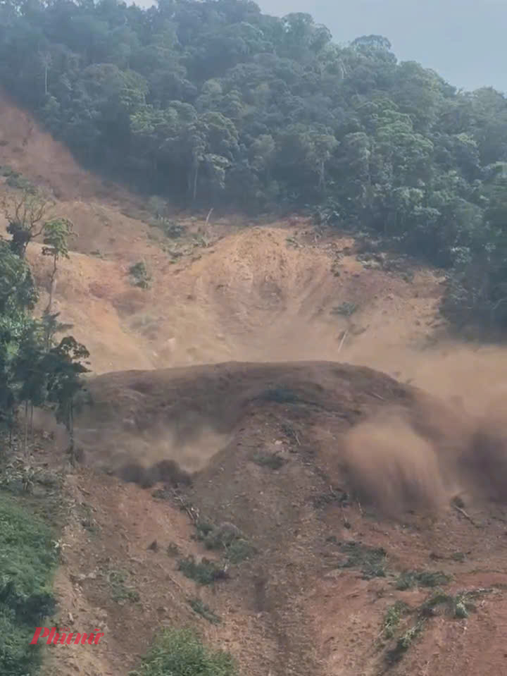 Cả triệu khối đất đá chảy xuống như thác lũ sau vụ lở núi_Ảnh cắt từ clip.