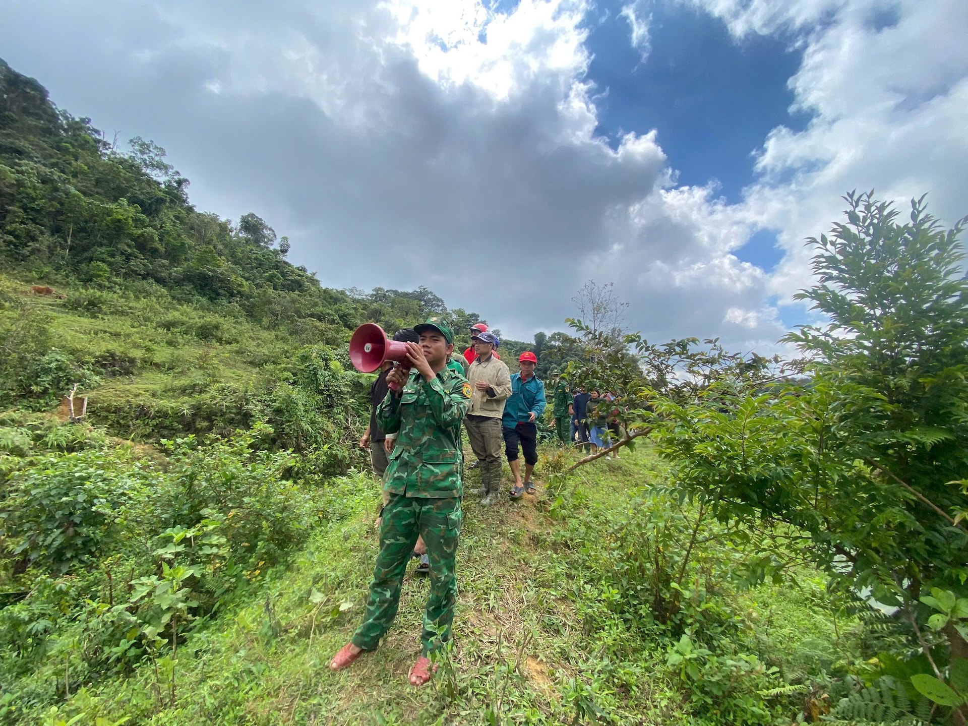 Quân đội, công an và các lực lượng của địa phương đang nỗ lực tìm kiếm người mất tích_Ảnh: UBND xã Hùng Sơn.