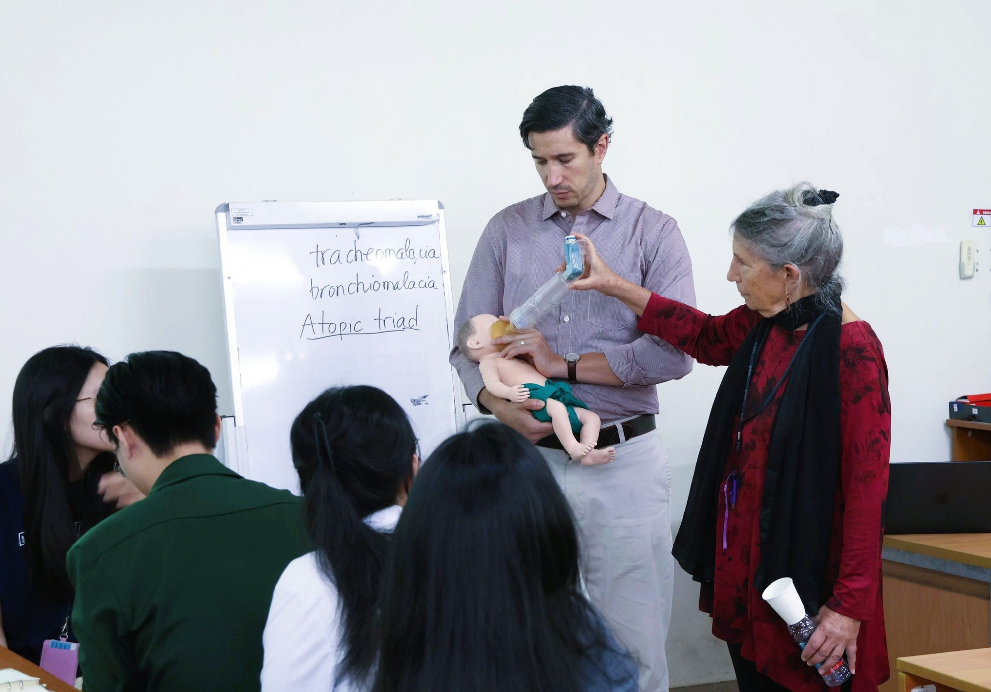 Hai chuyên gia đến từ Đại học Harvard giảng dạy Trường đại học Khoa học Sức khỏe  -Ảnh: UHS