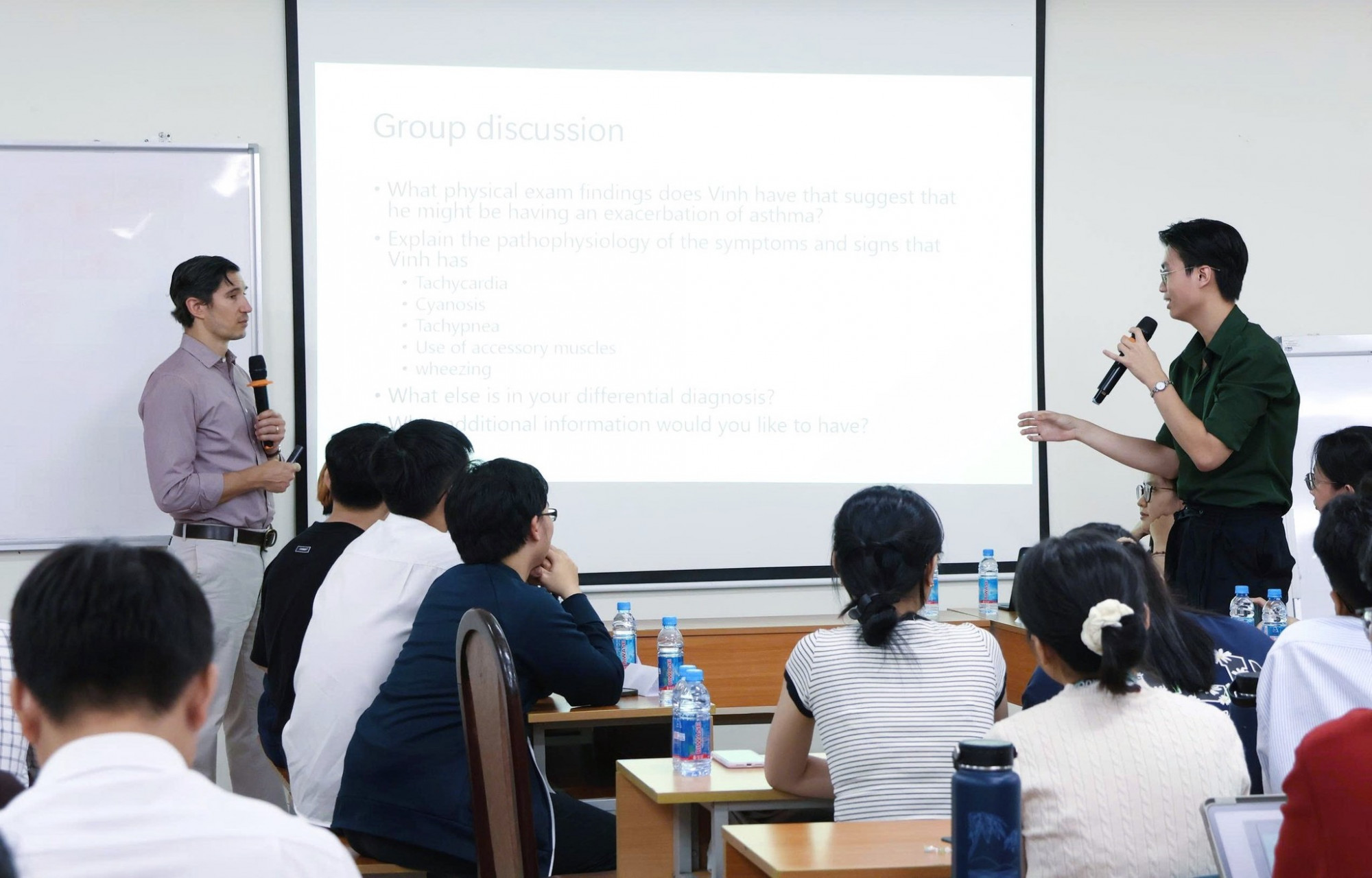 Sinh viên trao đổi sôi nổi cùng các chuyên gia thỉnh giảng - Ảnh: 