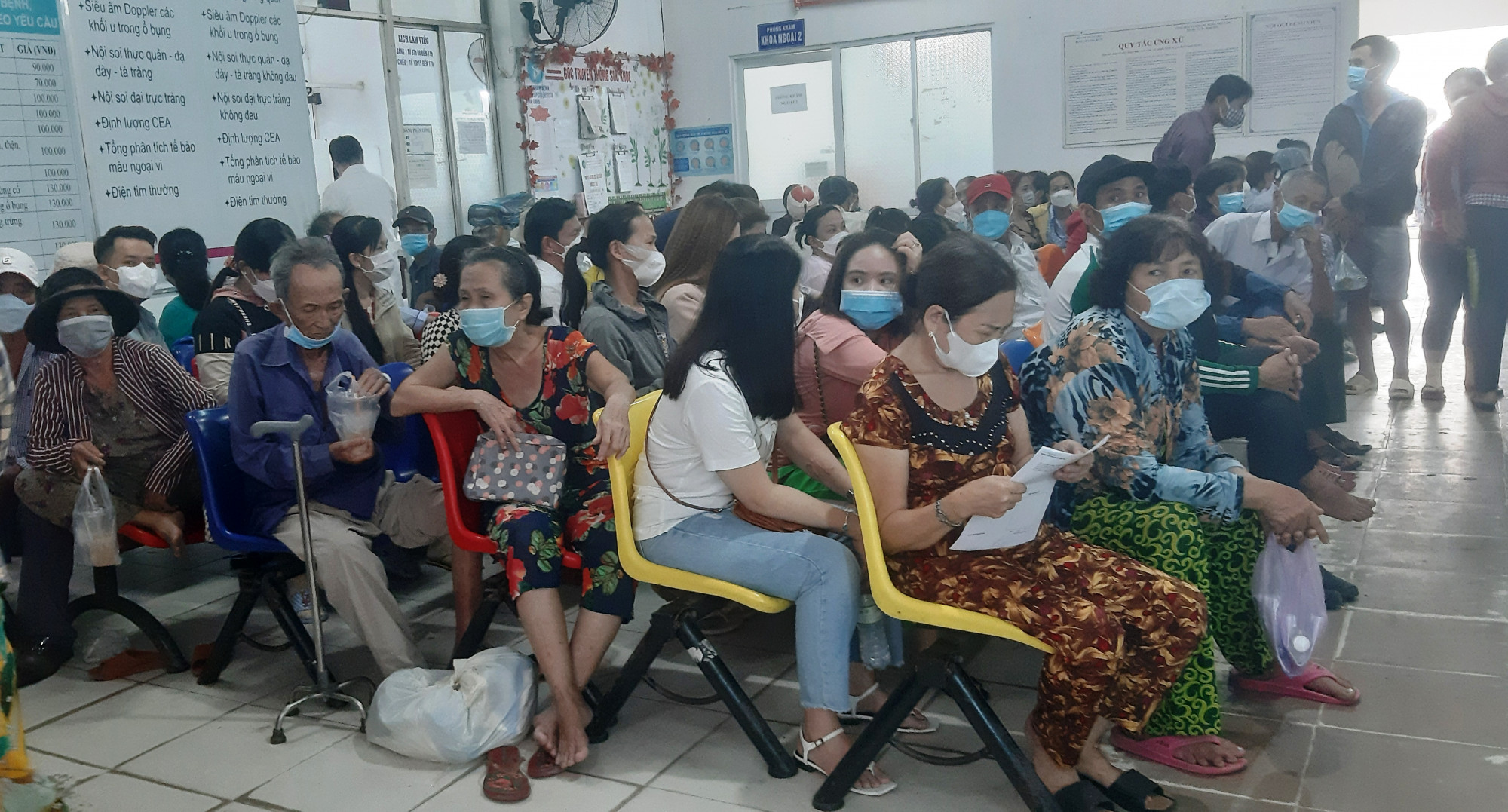 Do cơ sở chật hẹp, trên 50% bệnh nhân luôn ở trong phòng bệnh chỉ có quạt, nóng bức, mưa dột, nguy cơ an toàn người bệnh thấp.