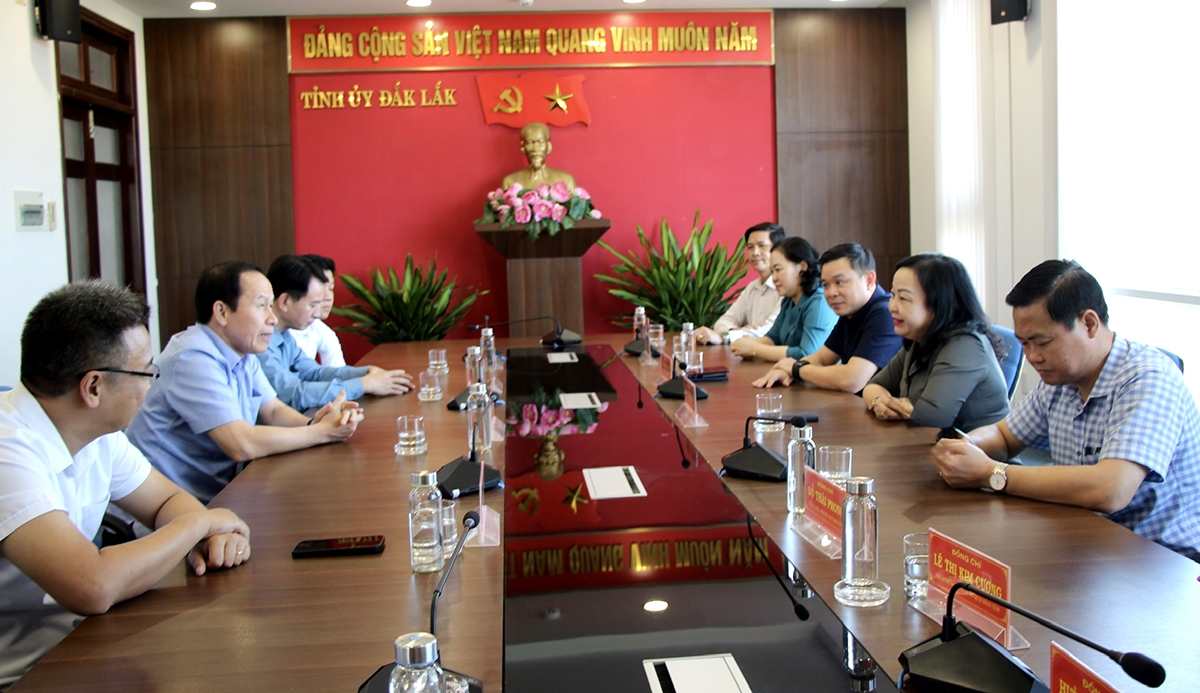 Lãnh đạo hai tỉnh trao đổi về công tác khắc phục hậu quả của bão số 13- Ảnh: HN