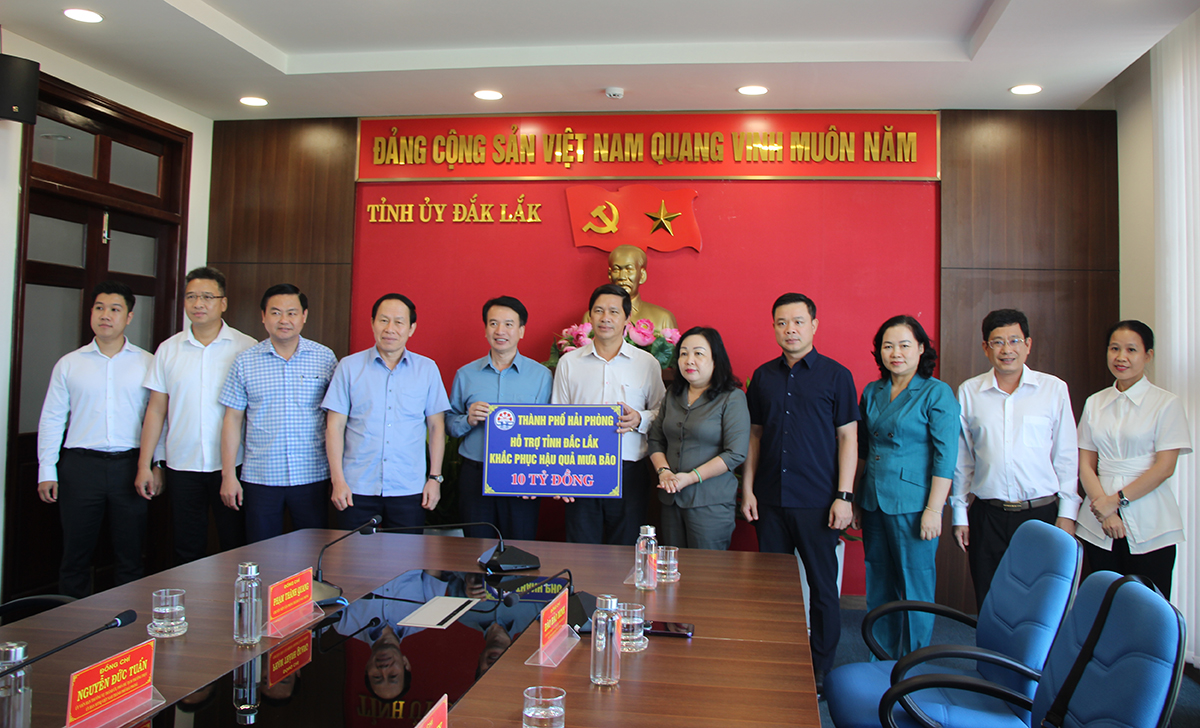Đoàn công tác của TP. Hải Phòng trao bản tượng trưng hỗ trợ 10 tỉ đồng giúp Đắk Lắk khắc phục hậu quả sau bão số 13- Ảnh: HN