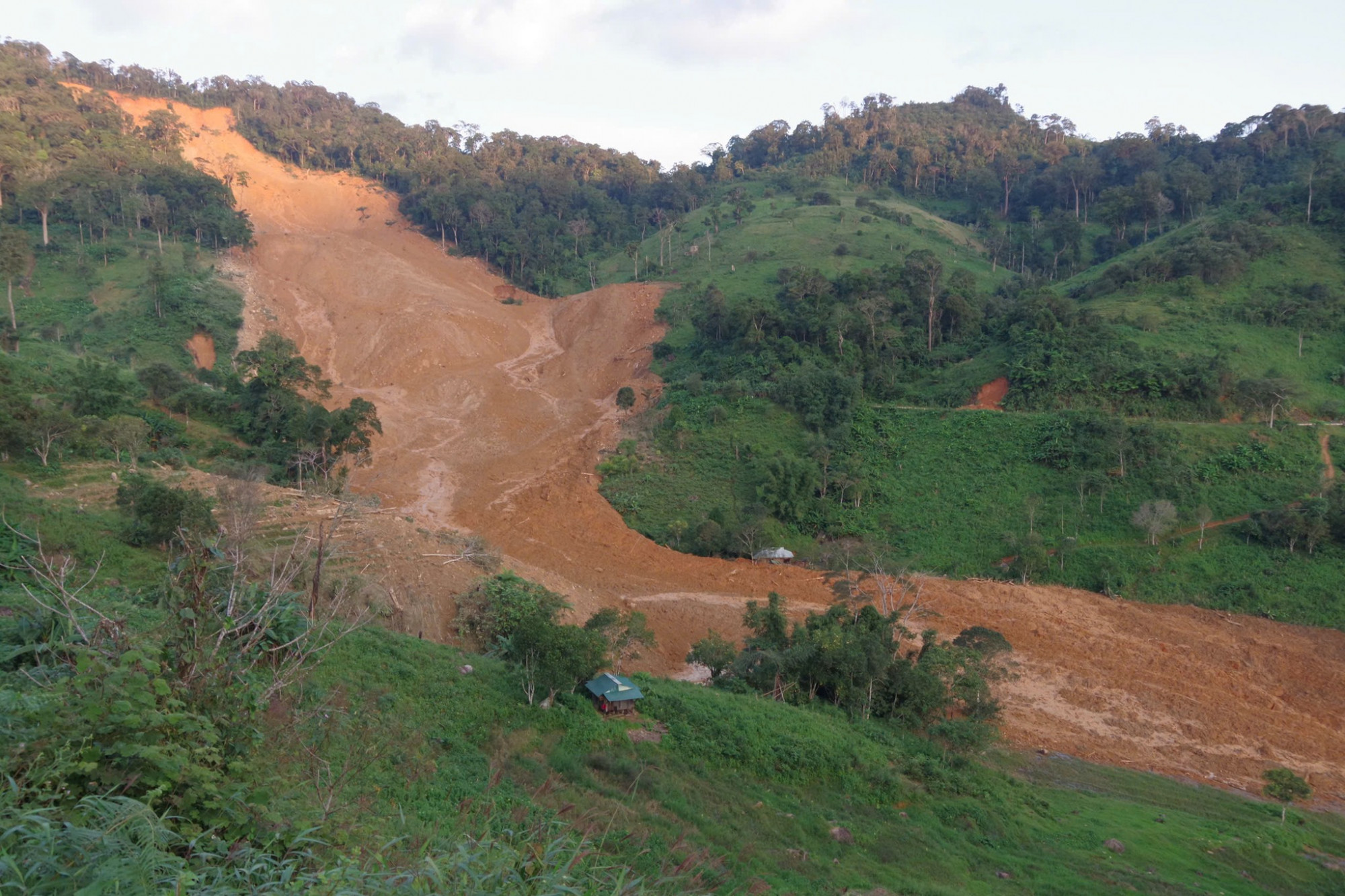 Khu vực sạt lở rất lớn, quân đội điều flycam tìm kiếm tung tích vào chiều nay.