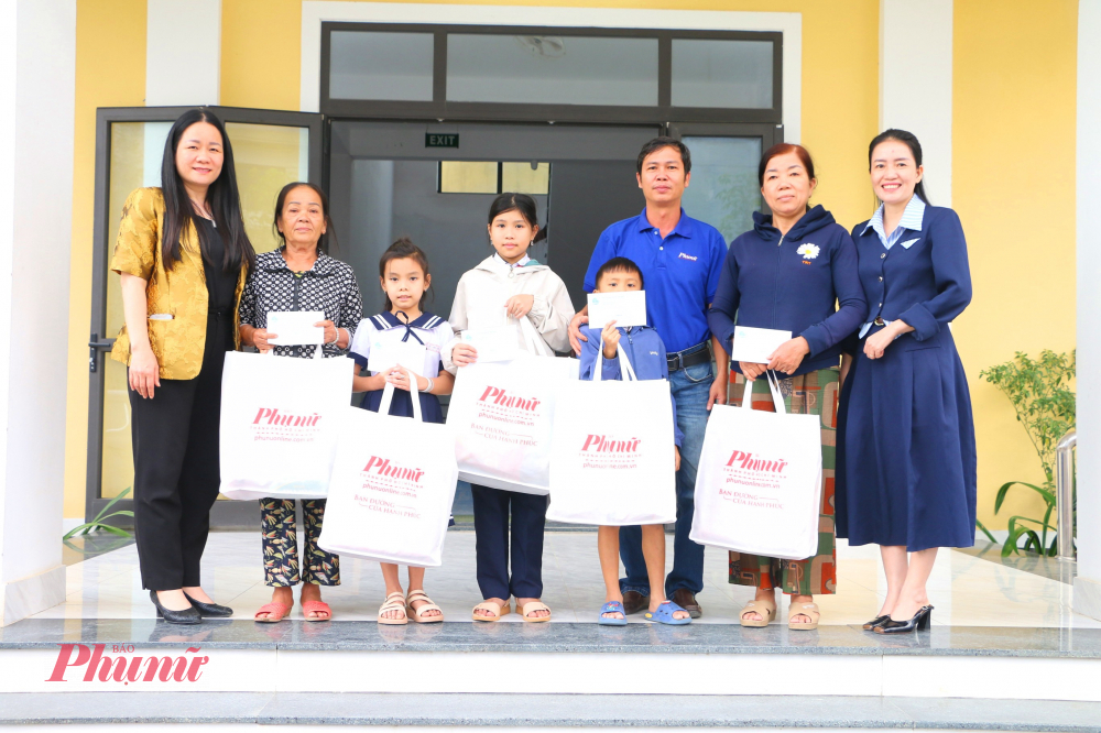 Trong chiều nay 14/10 báo Phụ nữ TPHCM  phối hợp cùng Hội LHPN Việt Nam TP Huế đã trao 15  suất quà kèm theo  1 triệu đồng ( số tiền được trích từ tiền Hỗ trợ của Trung ương Hội LHPN, các đơn vị, mạnh thường quân hỗ trợ giúp phụ nữ, trẻ mồ côi) gặp khó khăn do bão lũ