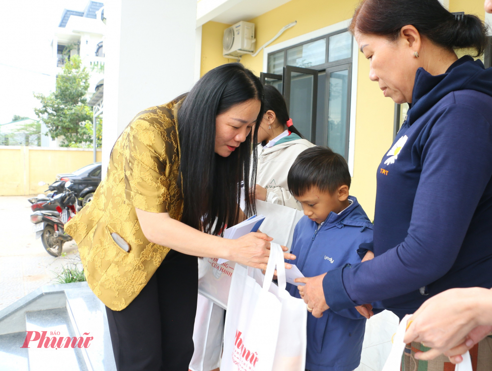 Đây là những phần quà do bạn đọc, người dân, doanh nghiệp TP HCM thông báo Phụ nữ TPHCM gửi tặng bà con gặp khó khăn sau đợt mưa lũ vừa qua