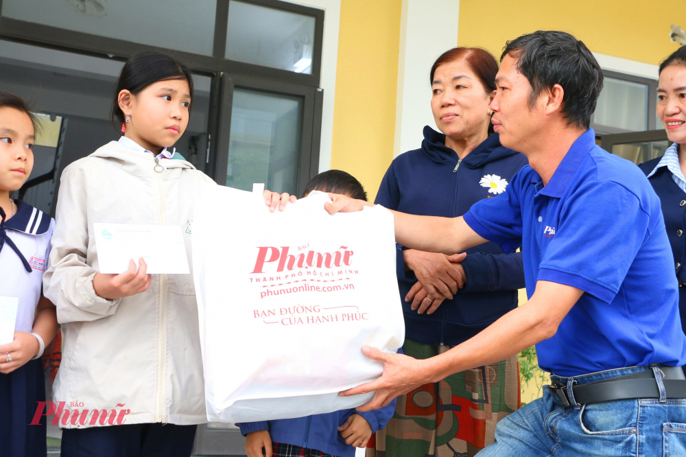 Trong đó hơn 1, 5 tấn hàng đã được báo Phụ nữ TPHCM phối hợp với Hội LHPN Việt Nam TP Huế và UBND xã Quảng Điền gửi tặng người dân các tổ dân phố phường Kim Long và các thôn ở rốn lũ Quảng Điền