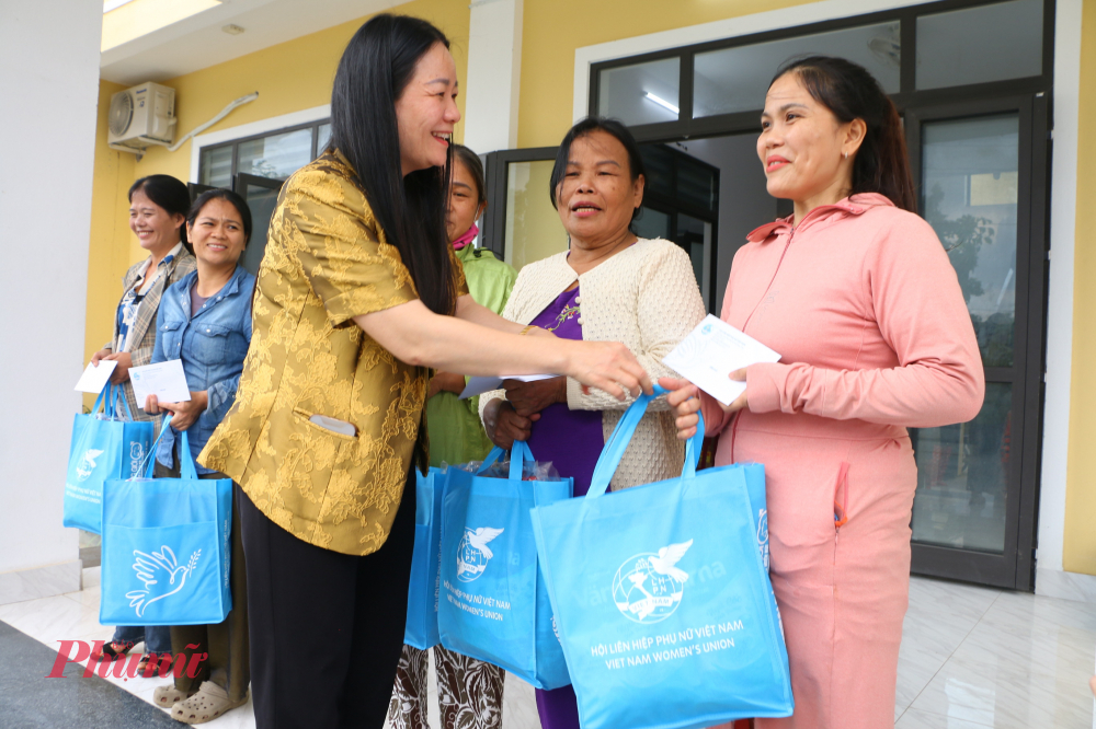 Chị Lê Thị Nguyệt Tổ dân phố 19, phường Kim Long là một trong những hộ nghèo, bản thân chị lại mắc chứng trầm cảm, đợt lũ vừa qua gia đình 