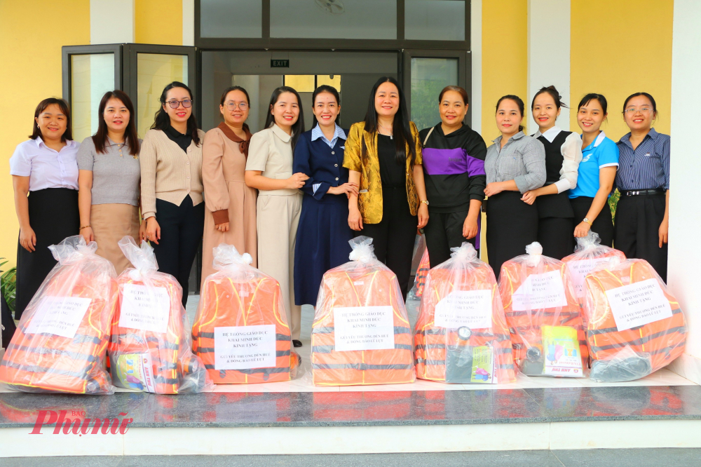 Bà Trần Thị Kim Loan -Phó Chủ tịch Ủy ban MTTQ Việt Nam thành phố, Chủ tịch Hội LHPN TP Huế chia sẻbiết Hội LHPN TP Huế rất cảm động khi nhận được gần 1 tấn hàng hóa, nhu yếu phẩm do Báo Phụ nữ TPHCM gửi tặng. “Trong tuần này chúng tôi sẽ phối hợp với đại diện báo Phụ nữ TPHCM tại TP Huế sẽ gửi tặng 100 phần quà cho các hội viên phụ nữ phường Kim Long, Phú Xuân. Sau lũ, hầu như chị em cán bộ Hội LHPN đều bận rộn, nhưng chúng tôi vẫn sẵn sàng nhận hỗ trợ, phối hợp với Báo Phụ nữ TPHCM để tiếp tục đưa những phần quà yêu thương, ý nghĩa và thiết thực đến tận tay người khó khăn. Qua cơn lũ lớn, mới thấy được tình dân tộc, nghĩa đồng bào và tình cảm người dân TPHCM luôn quan tâm, yêu thương đoàn kết giúp đỡ nhau lúc khó khăn do lũ lụt, thiên tai”.