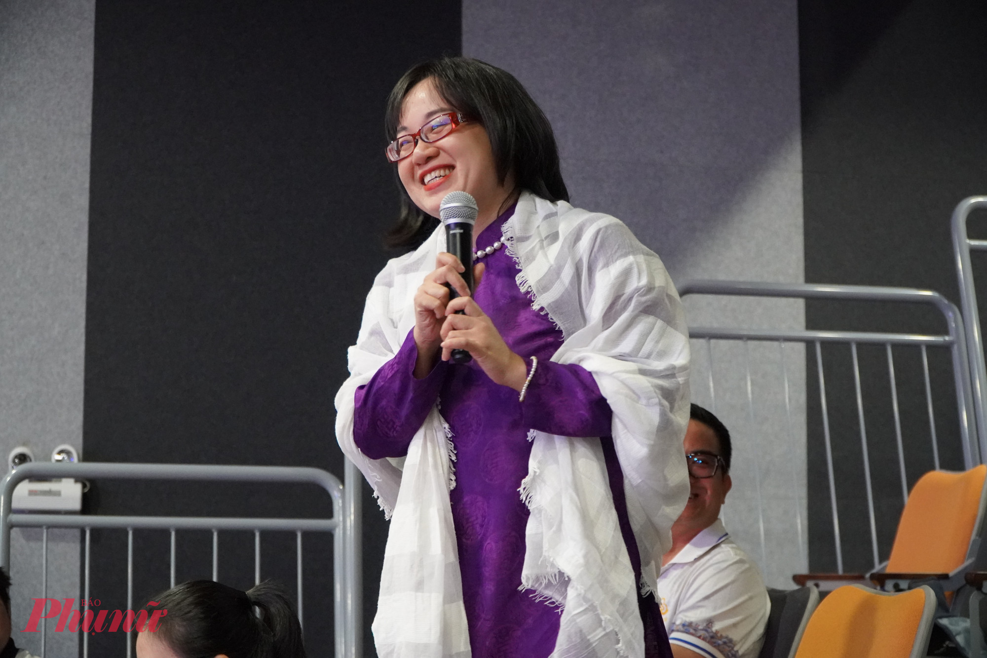 Chị Nguyễn Phương Khanh - truyền nhân đời thứ 4 của Phấn nụ hoàng cung chia sẻ tại buổi tọa đàm