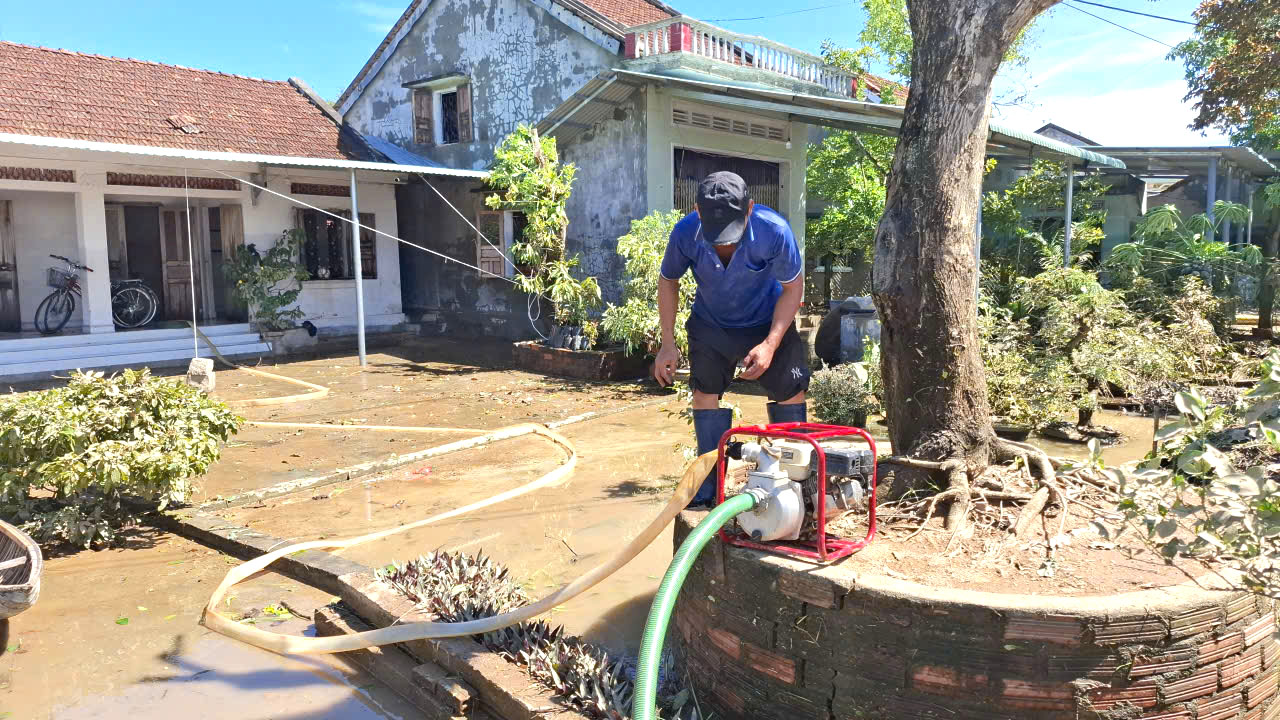 Người dân tỉnh Đắk Lắk dọn dẹp bùn đất tràn vào nhà sau bão số 13-Ảnh: Mạnh Hoài Nam