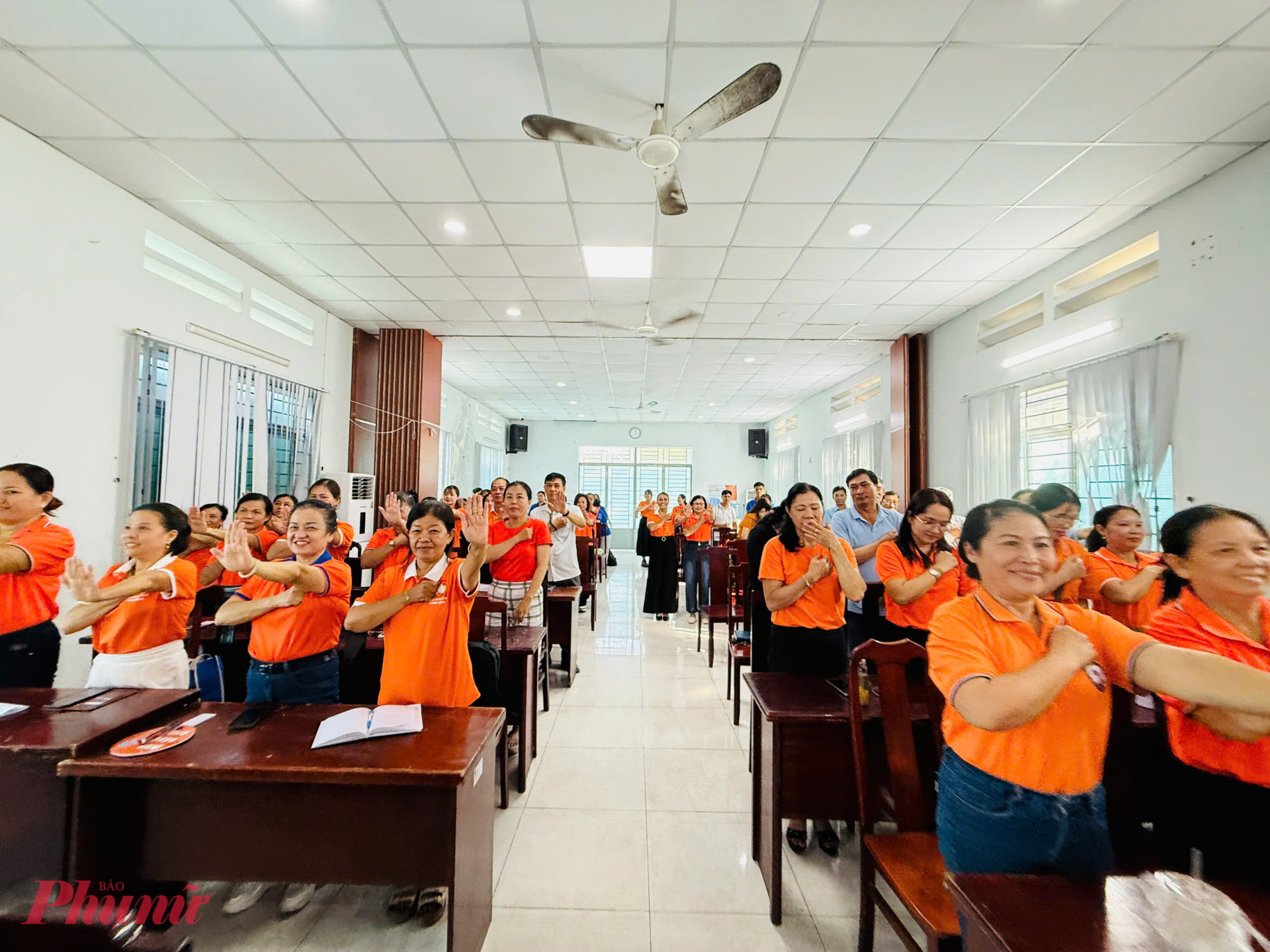 Đại biểu cùng hô to khẩu hiệu “Bình đẳng giới, an toàn cho phụ nữ và trẻ em gái trong kỷ nguyên số” - Ảnh: Mẫn Nhi