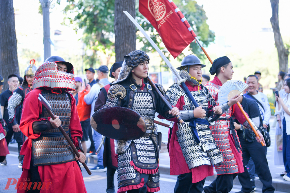 Đoàn diễu hành đi qua lộ trình Lý Thường Kiệt – Hàng Bài – Hồ Hoàn Kiếm – Tràng Tiền – Phan Chu Trinh – trở lại Lý Thường Kiệt. Dọc tuyến đường, người dân và du khách dừng lại chiêm ngưỡng, ghi lại những khoảnh khắc đầy tự hào.