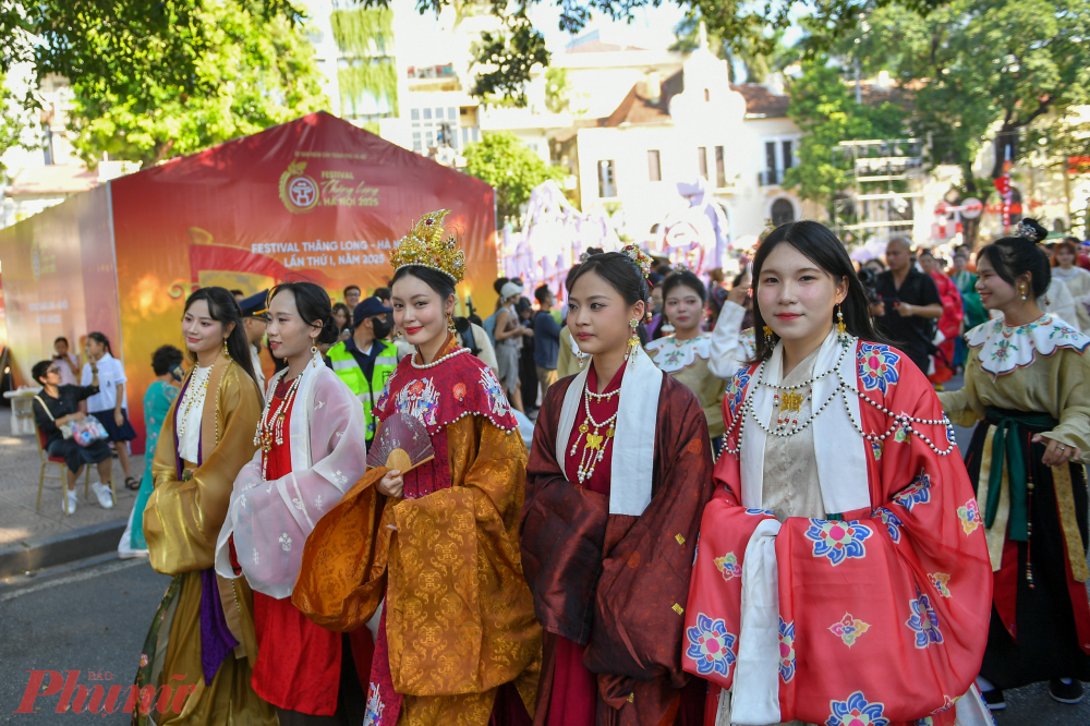 Áo nhật bình – loại trang phục gắn với văn hoá cung đình – xuất hiện trong sắc thái tươi sáng, hòa cùng những dãy phố cổ điển, tạo ra sự giao thoa trọn vẹn giữa truyền thống và hiện đại.