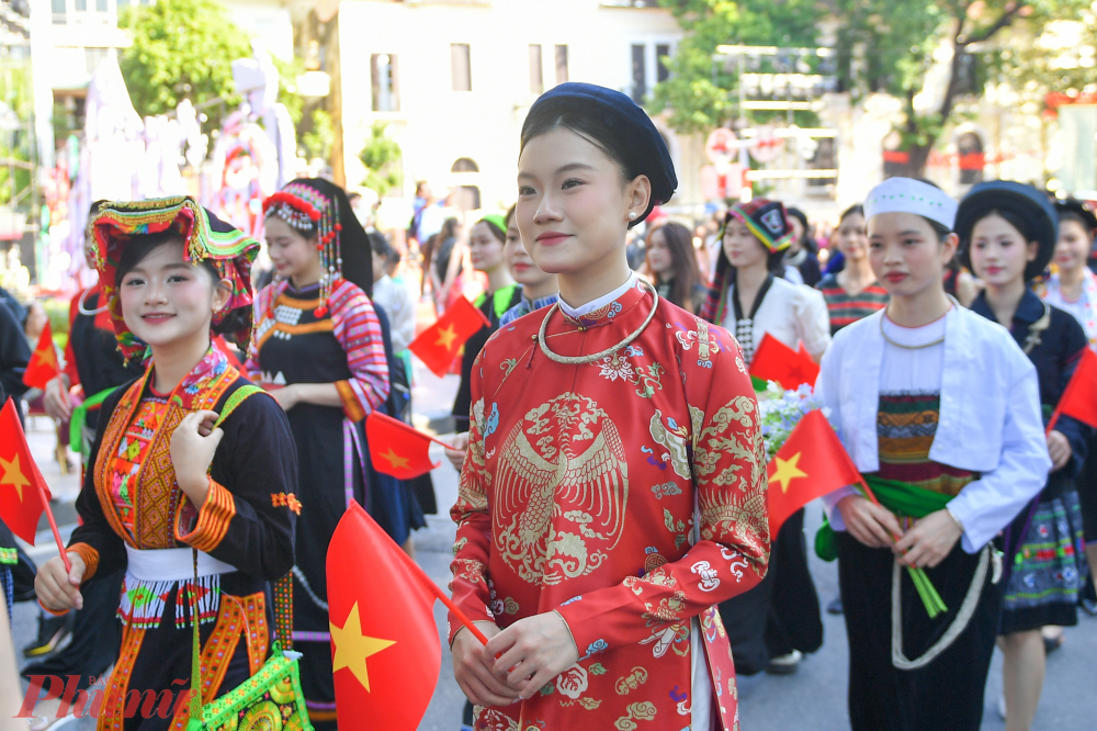 Bước chân đến không gian đi bộ, hình ảnh thiếu nữ trong cổ phục nổi bật dưới nắng lung linh của hồ Hoàn Kiếm, tạo nên những khuôn hình đậm chất Hà Nội – dịu dàng, trầm lắng, nhưng giàu sức sống.