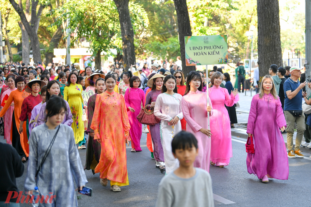Những thiếu nữ khoác trên mình áo dài tân thời, phom dáng mềm mại, bước đi uyển chuyển. Ánh sáng chiếu lên từng tà áo khiến vẻ đẹp thanh lịch của người con gái Hà Nội thêm phần nổi bật.