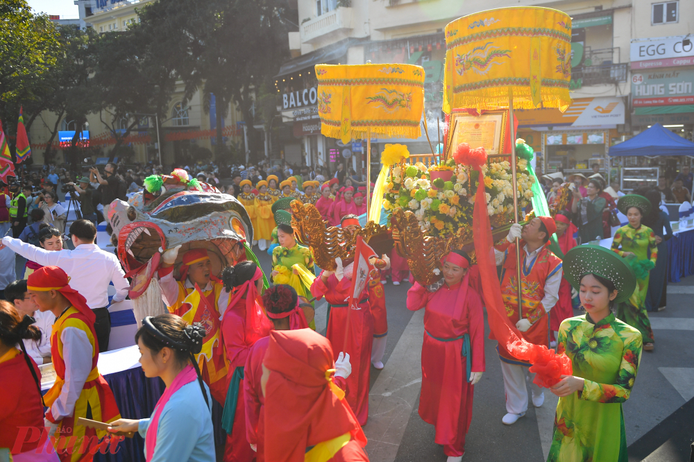 Sự kiện “Ngày hội Việt phục – Bách Hoa Bộ Hành” khép lại khi nắng chiều buông nhẹ. Những sắc màu trang phục lùi dần sau phố, nhưng dư âm về một Hà Nội đậm chất văn hóa – di sản vẫn còn vang vọng trong lòng người xem.