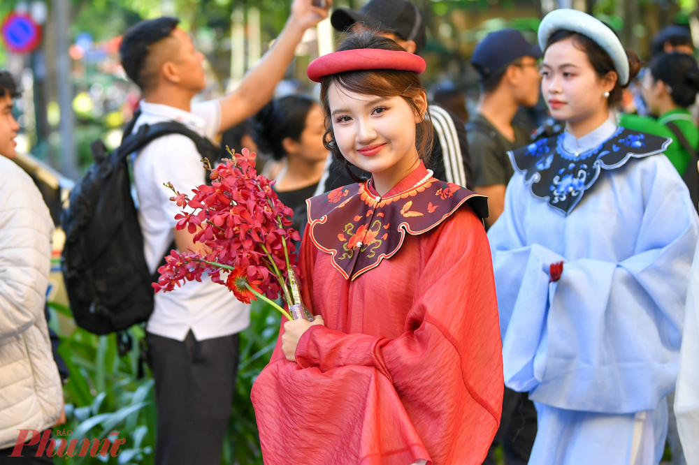 Khoảng 800 người tham gia – từ nghệ sĩ, nhà nghiên cứu đến những bạn trẻ đam mê cổ phục – đồng loạt hòa nhịp bước chân, tạo nên một dòng chảy văn hóa sống động giữa trung tâm Thủ đô.