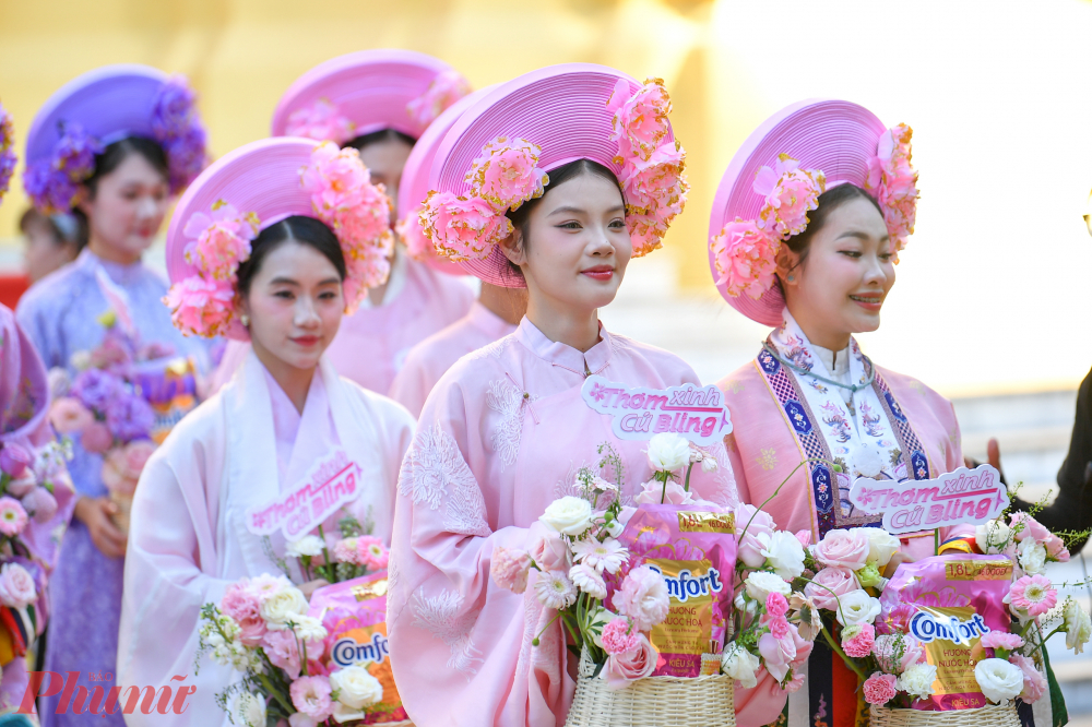 Hình ảnh đoàn người diễu hành giữa những tuyến phố hiện đại tạo cảm giác như di sản đang bước vào đời sống mỗi ngày – không xa lạ, không trưng bày, mà hiện hữu và sống động.