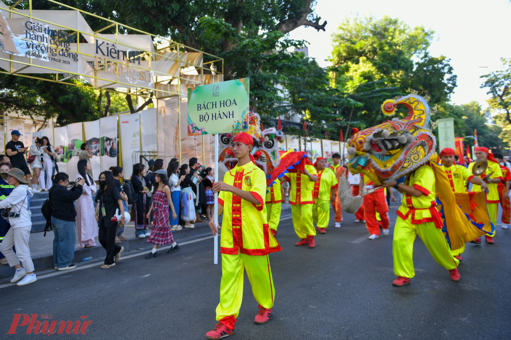 Giữa chiều Hà Nội, ánh nắng đầu đông phủ xuống phố Lý Thường Kiệt, mở ra không gian đầy cảm xúc cho sự kiện diễu hành “Bách Hoa Bộ Hành” lần thứ VII – hoạt động nằm trong Festival Thăng Long – Hà Nội 2025 do UBND thành phố chỉ đạo, Sở Du lịch Hà Nội tổ chức.