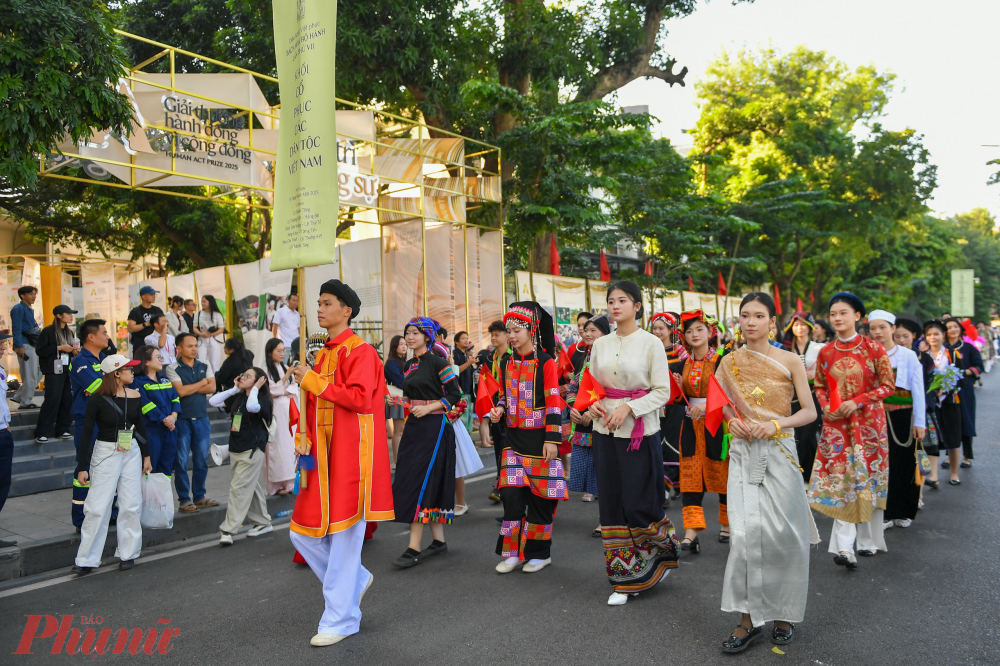 Diễu hành trang phục cổ truyền của 54 dân tộc anh em.