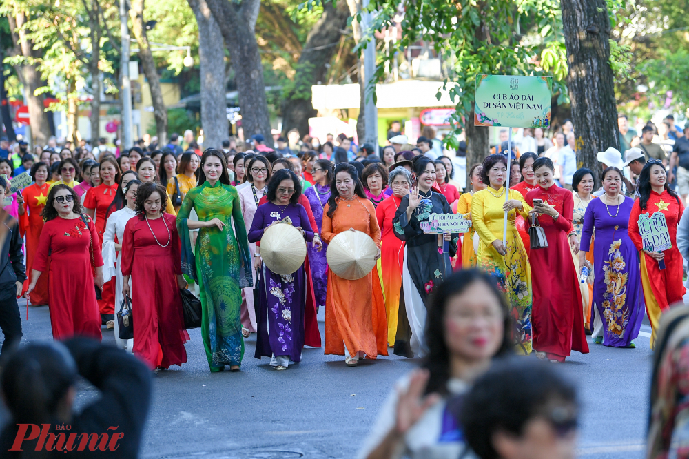 Mỗi bước chân là một lớp ký ức được đánh thức, tái hiện vẻ trang trọng của trang phục truyền thống.