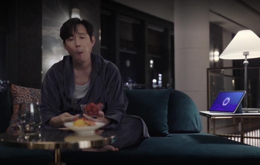 Diễn viên Lee Jung-jae trò chuyện với trí tuệ nhân tạo dựa trên ngôn ngữ trong một cảnh phim Nice to Not Meet You. Nguồn: Tving