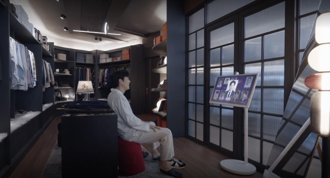 Diễn viên Lee Jung-jae trò chuyện với trí tuệ nhân tạo dựa trên ngôn ngữ trong một cảnh phim Nice to Not Meet You. Nguồn: Tving