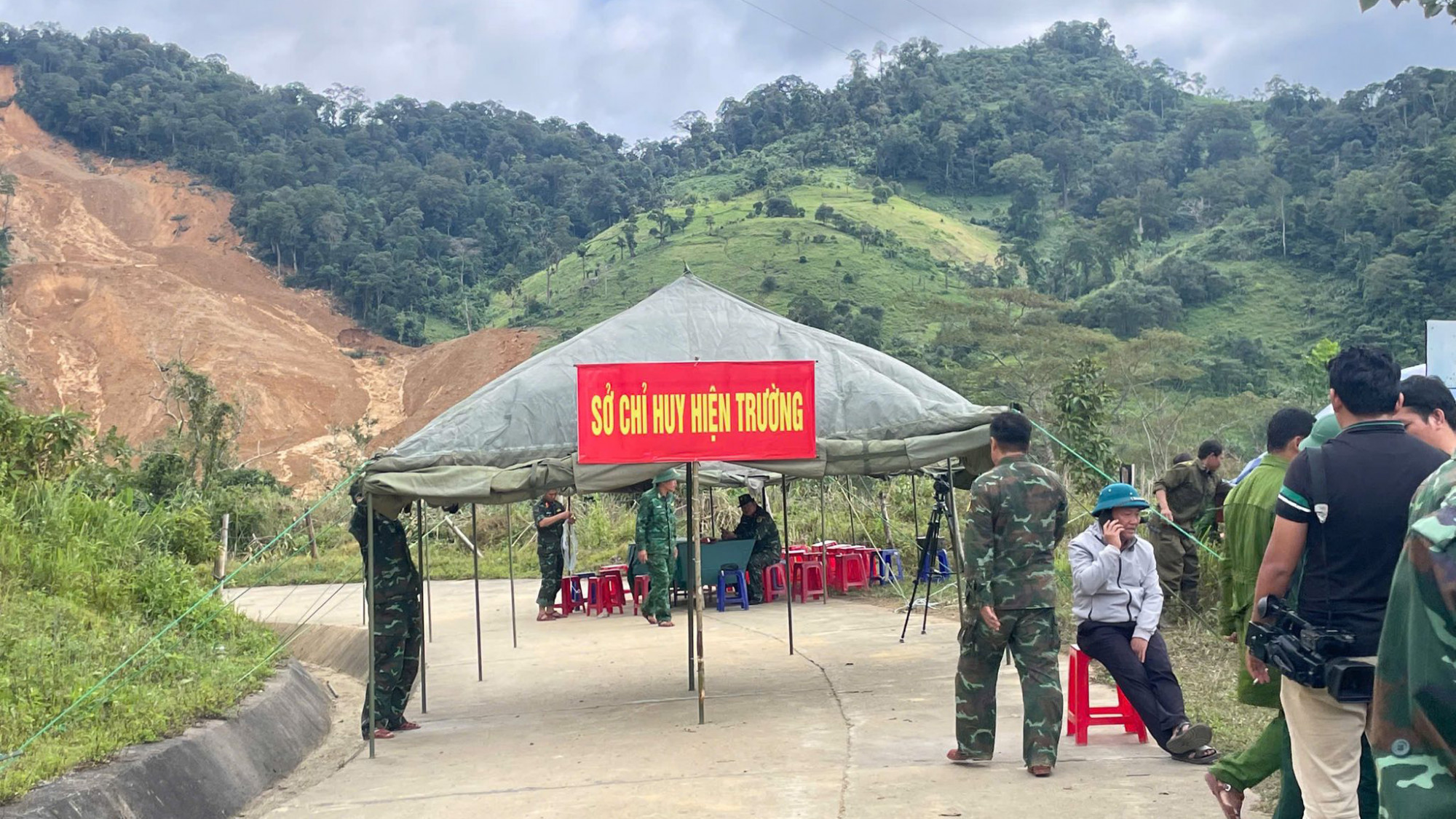 Quân đội tăng cường thêm chó nghiệp vụ, các phương tiện cơ giới để xác định vị trí nghi có người bị vùi lấp