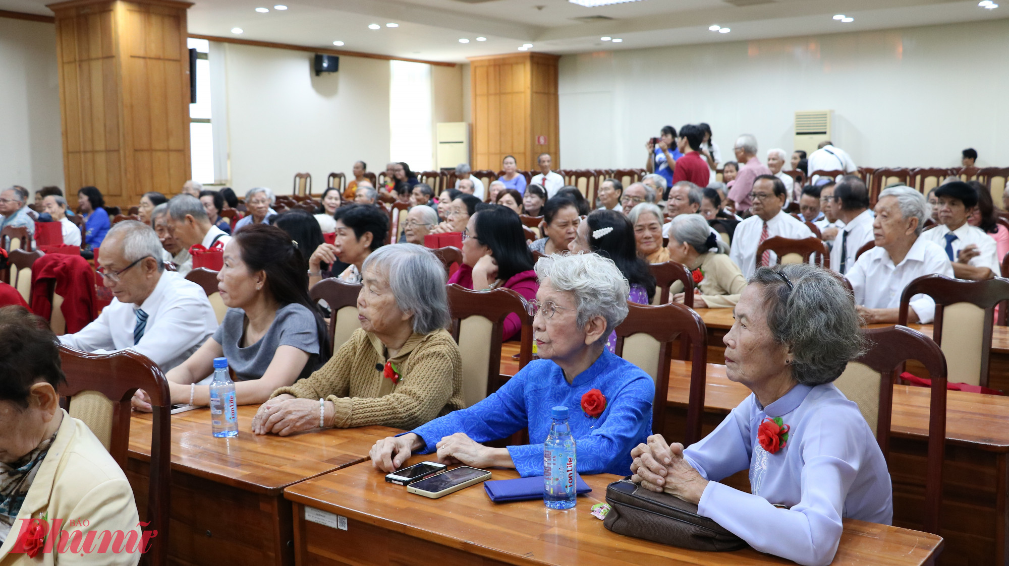 Nhà giáo Trần Thị Vinh - lắng nghe chương tình - Ảnh: Trang Thư