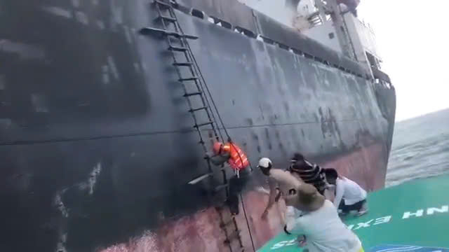 Tàu khách An Vĩnh Express tiếp cận tàu hàng Hải Nam 39 đón anh Phan Duy Quang, người đầu tiên trong 3 người mất tích được phát hiện_Ảnh cắt từ clip.