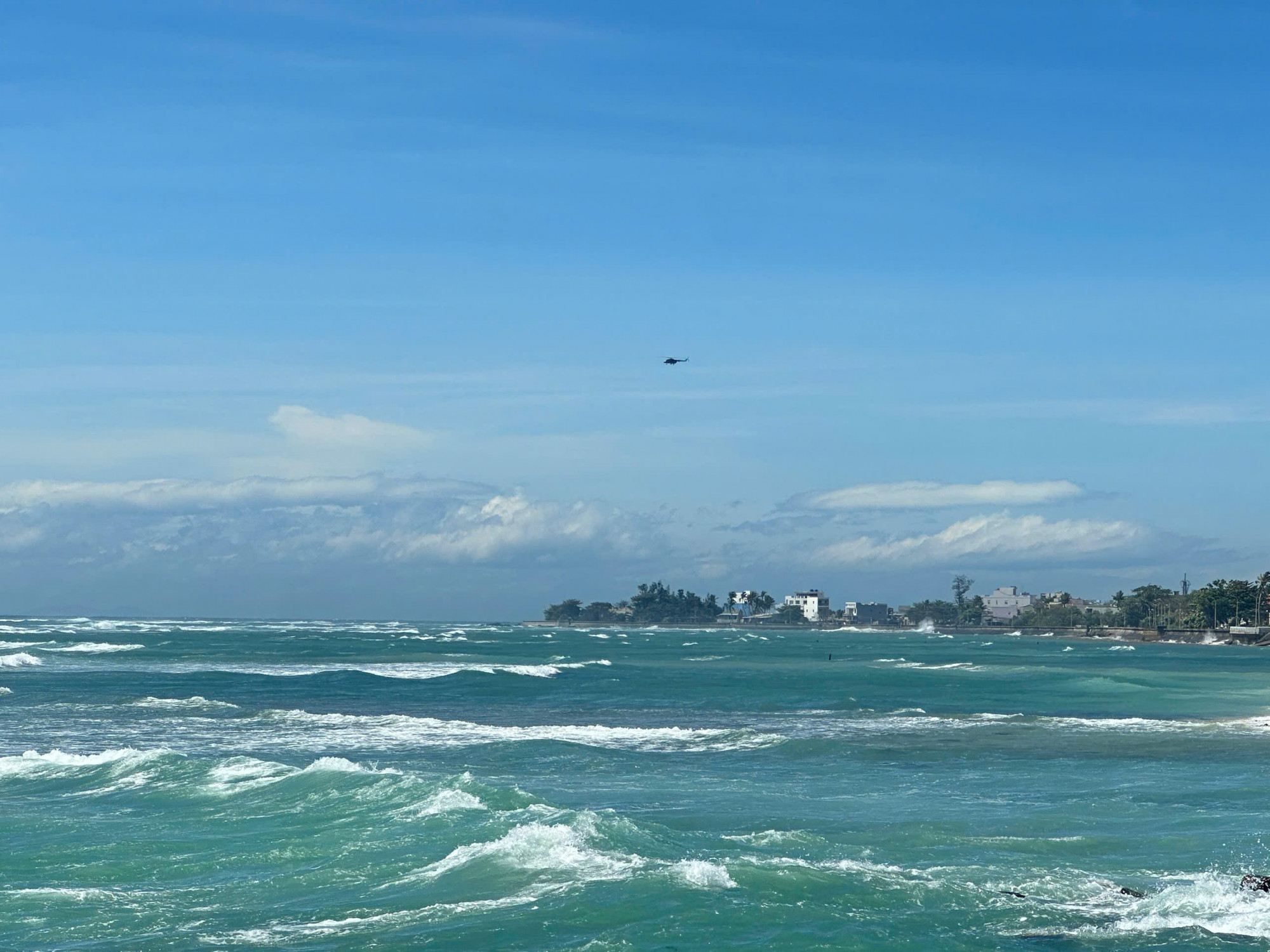 Trực thăng Sư đoàn 372, Quân chủng phòng không không quân tham gia tìm kiếm 3 nạn nhân mất tích ngày 7/11_Ảnh: D.X.