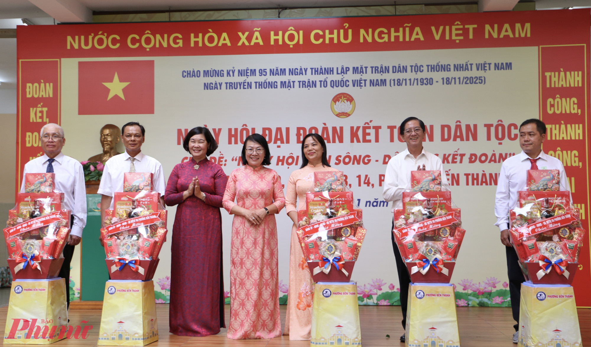 Chủ tịch UBND TPHCM gặp gỡ, trả lời từng vấn đề của người dân phường Bến Thành Bà Hoàng Thị Tố Nga - Bí thư Đảng ủy, Chủ tịch HĐND phường Bến Thành trao quà Đại đoàn kết cho người dân có hoàn cảnh khó khăn - Ảnh: Thanh Tâm