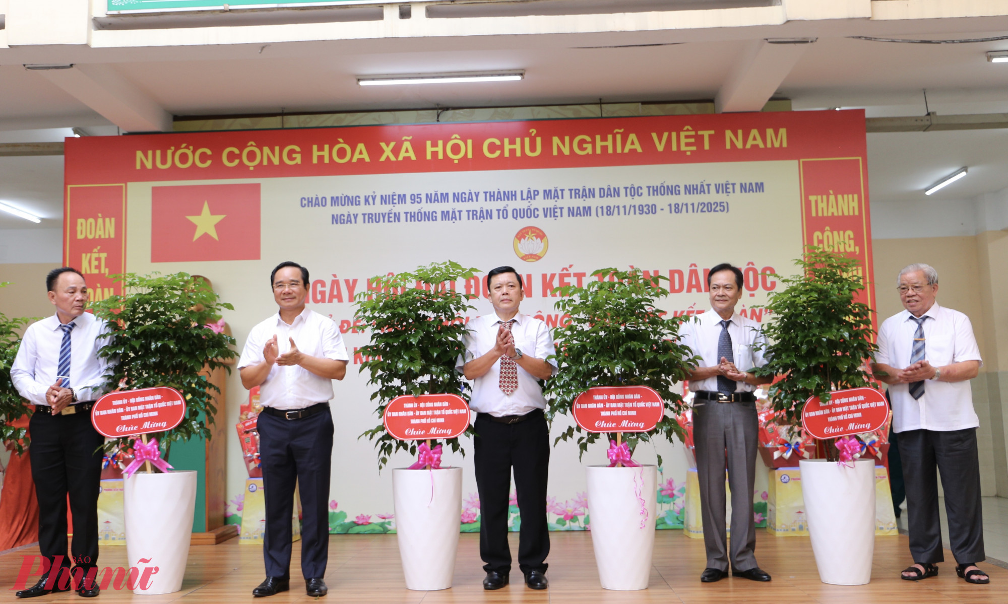 Chủ tịch UBND TPHCM gặp gỡ, trả lời từng vấn đề của người dân phường Bến Thành Tại chương trình, lãnh đạo thành phố đã trao tặng cây xanh hạnh phúc cho các khu phố nhằm khích lệ cộng đồng giữ gìn môi trường xanh, sạch, đẹp và hưởng ứng phong trào “Thành phố muôn sắc hoa, Bến Thành muôn sắc hoa” - Ảnh: Thanh Tâm