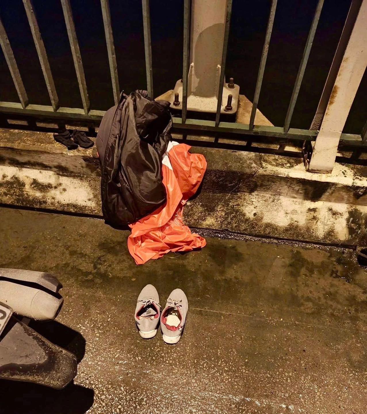 Xin cha mẹ giữ quyền hiếu nghĩa của con cháu Đồ đạc được cho là của cụ bà trên cầu Bến Thủy (Nghệ An) (Ảnh: Facebook)