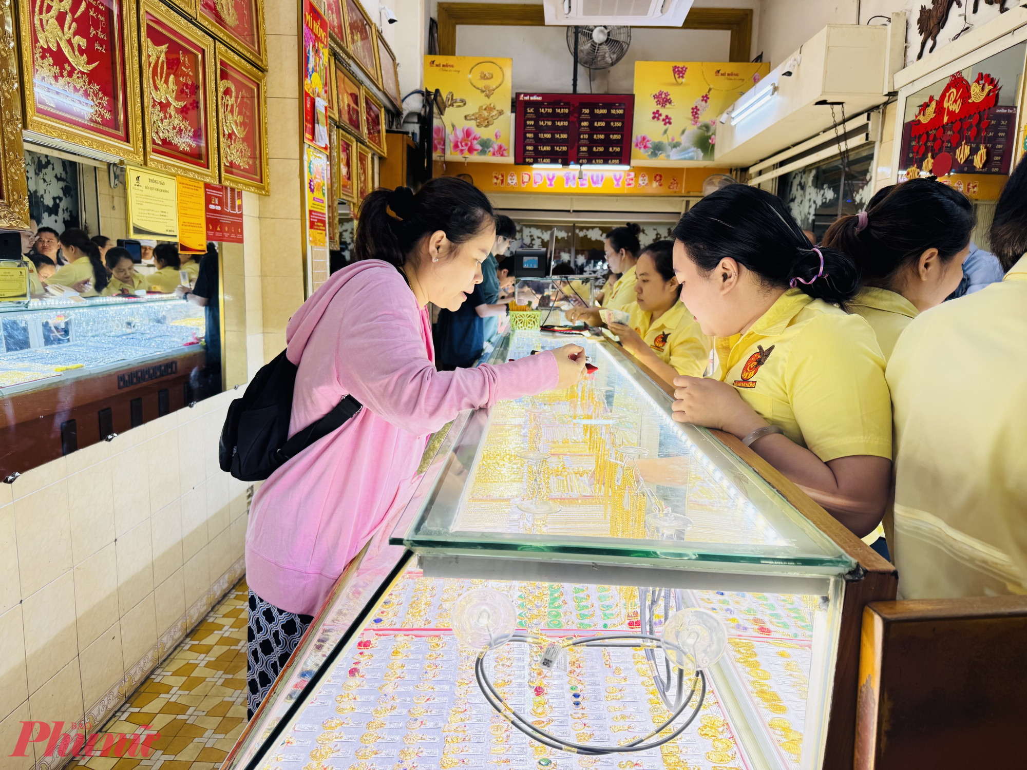 Sau 1 đêm giá vàng giảm mạnh gần 3 triệu đồng/lượng - Ảnh: Thanh Hoa