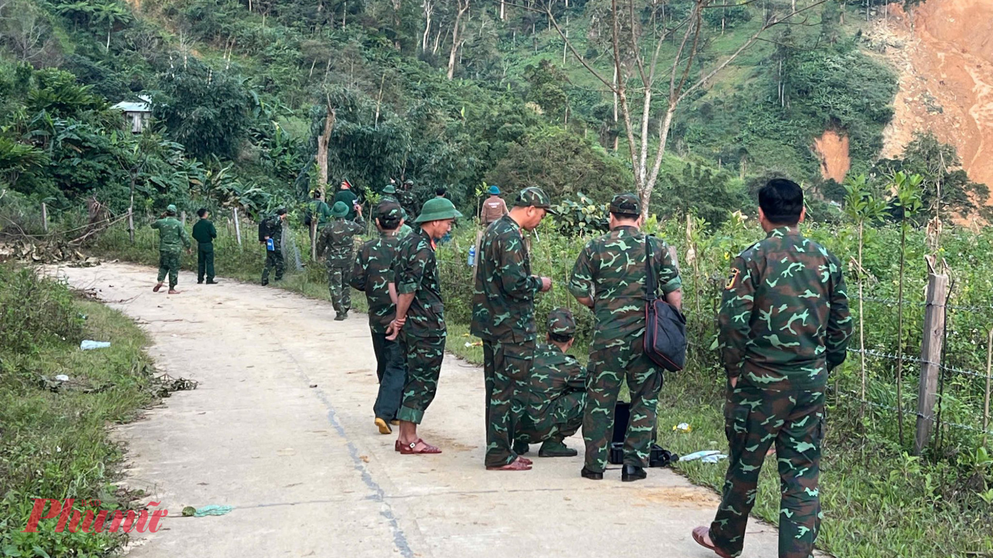 Vì sao ngọn núi ở Đà Nẵng sạt lở kinh hoàng dù trời nắng ráo? Bộ CHQS TP Đà Nẵng đã lập Sở chỉ huy hiện trường và điều quân tìm kiếm 3 người nghi bị vùi lấp từ chiều 14/11_Ảnh: Sông Hàn.