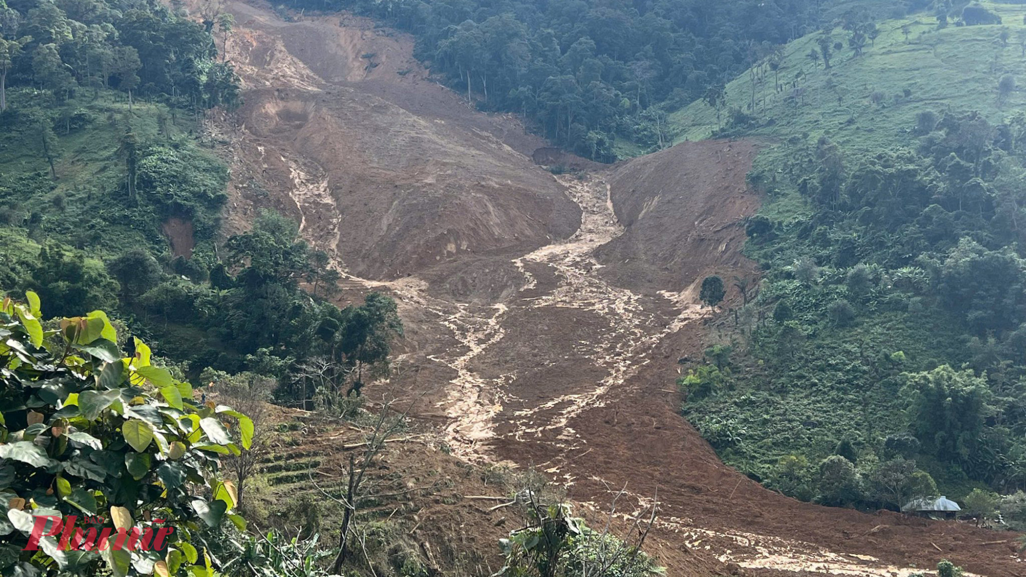 Vì sao ngọn núi ở Đà Nẵng sạt lở kinh hoàng dù trời nắng ráo? Khu vực sụt trượt rất lớn